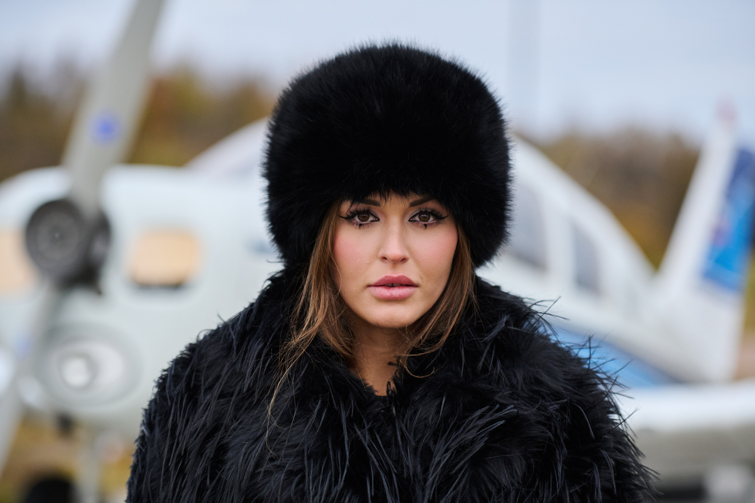 Фотосессия моделей в шубах на аэродроме. Репортажный и семейный фотограф — Шелихов Сергей