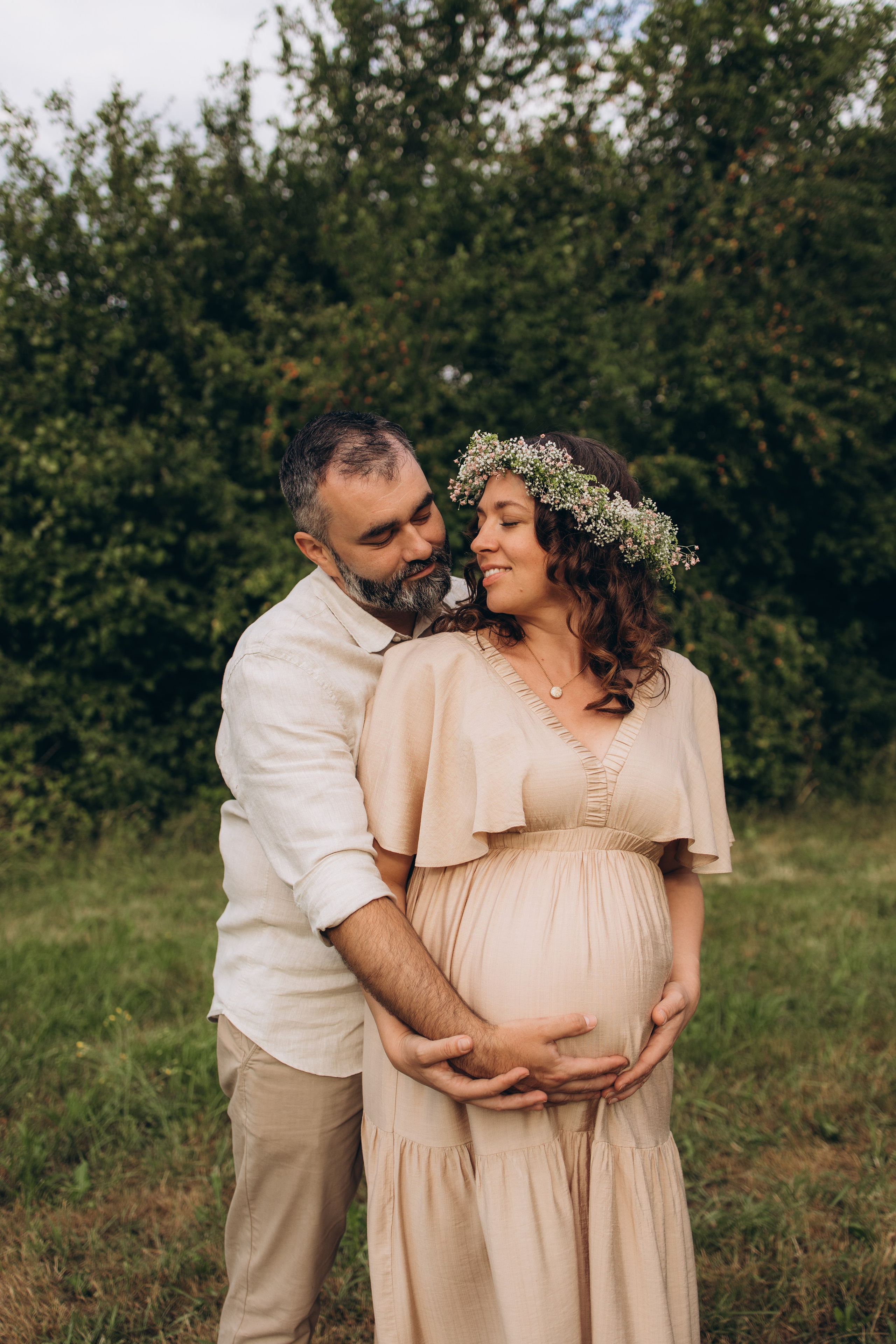 Babybauch-Shooting im Grünen. Fotografin in Erlangen, Nürnberg und Umgebung