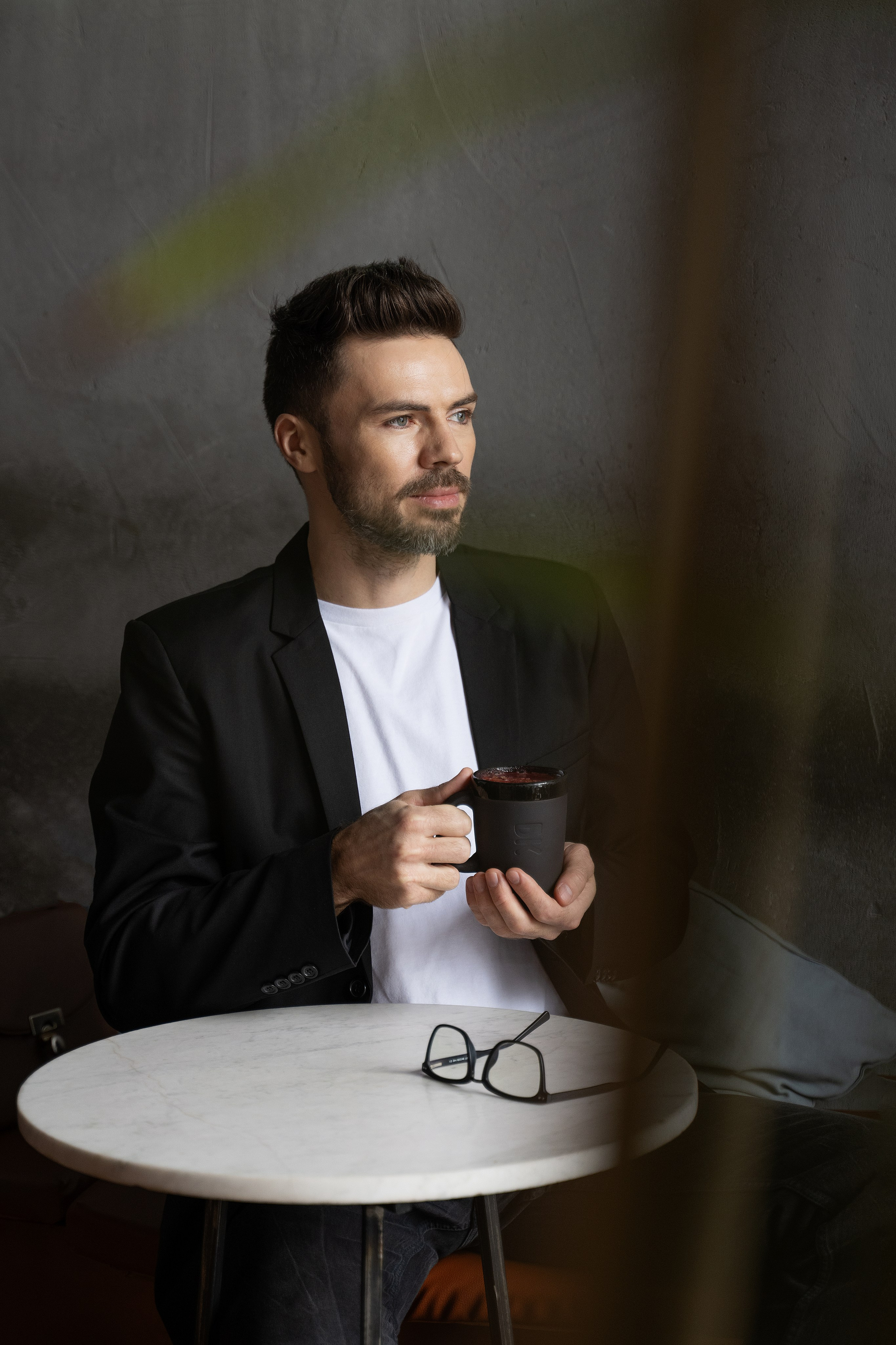 Красавчик в кафе. Главная