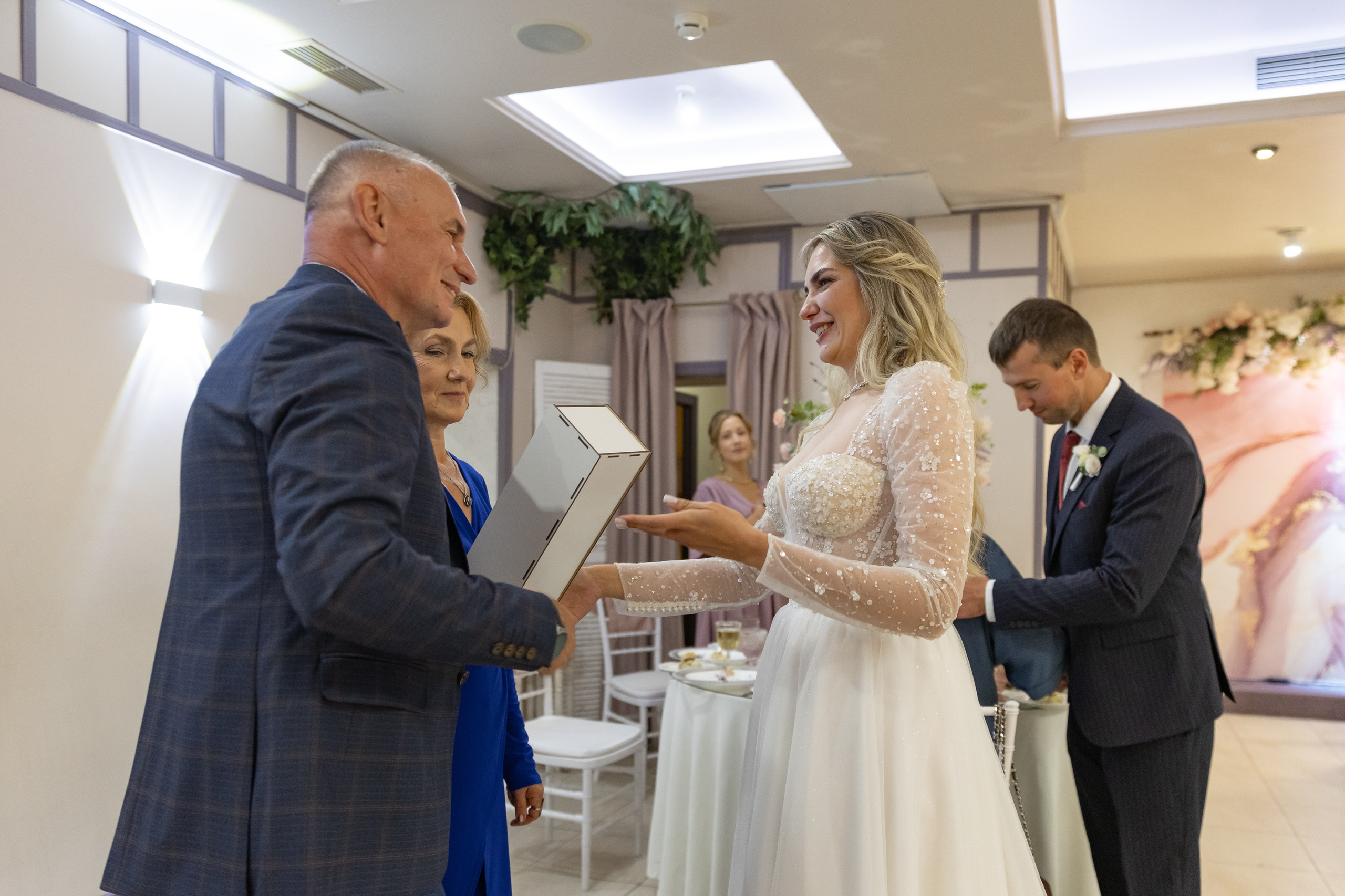 Завершающий романтичные кадры на банкете