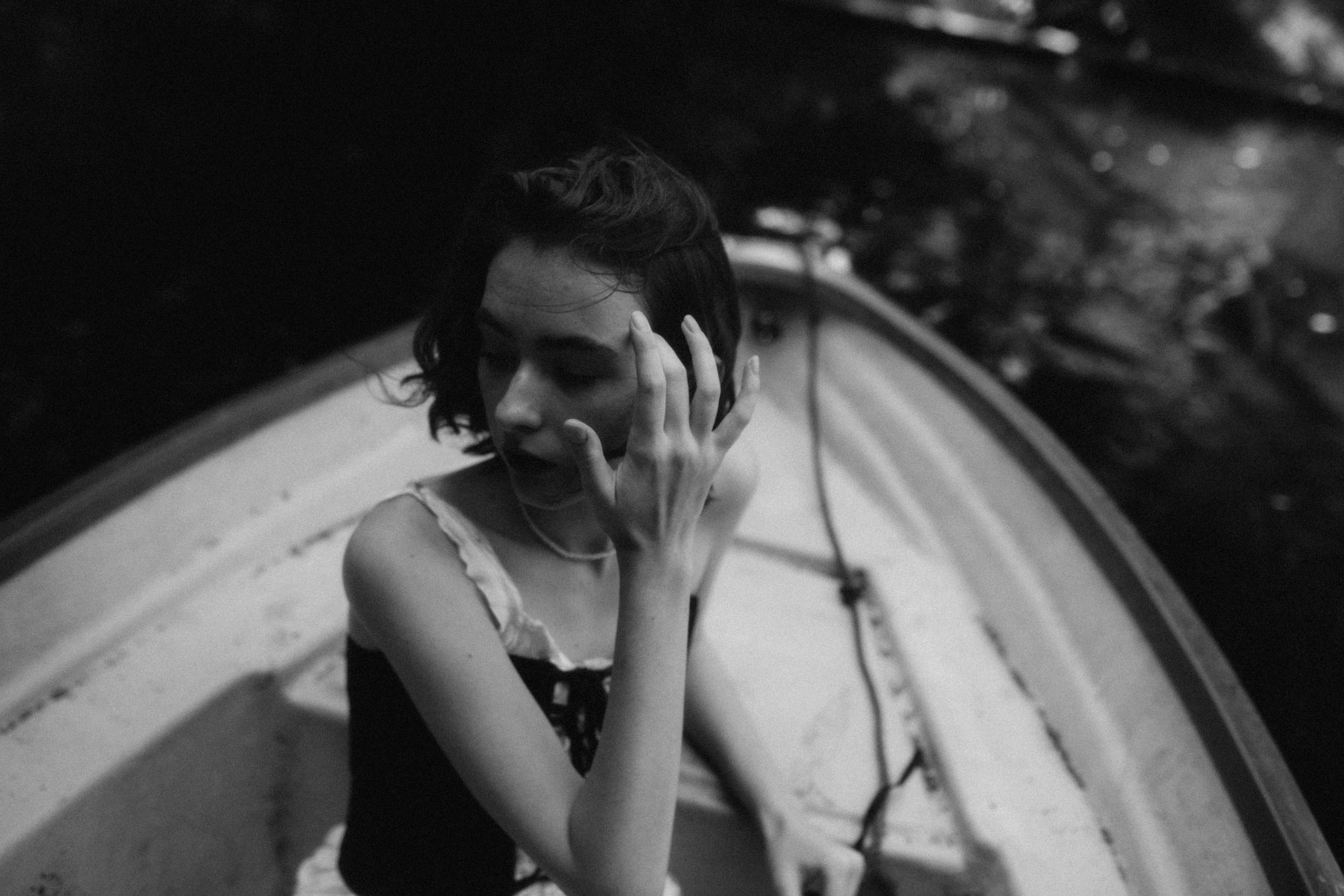 Молодая девушка в лодке