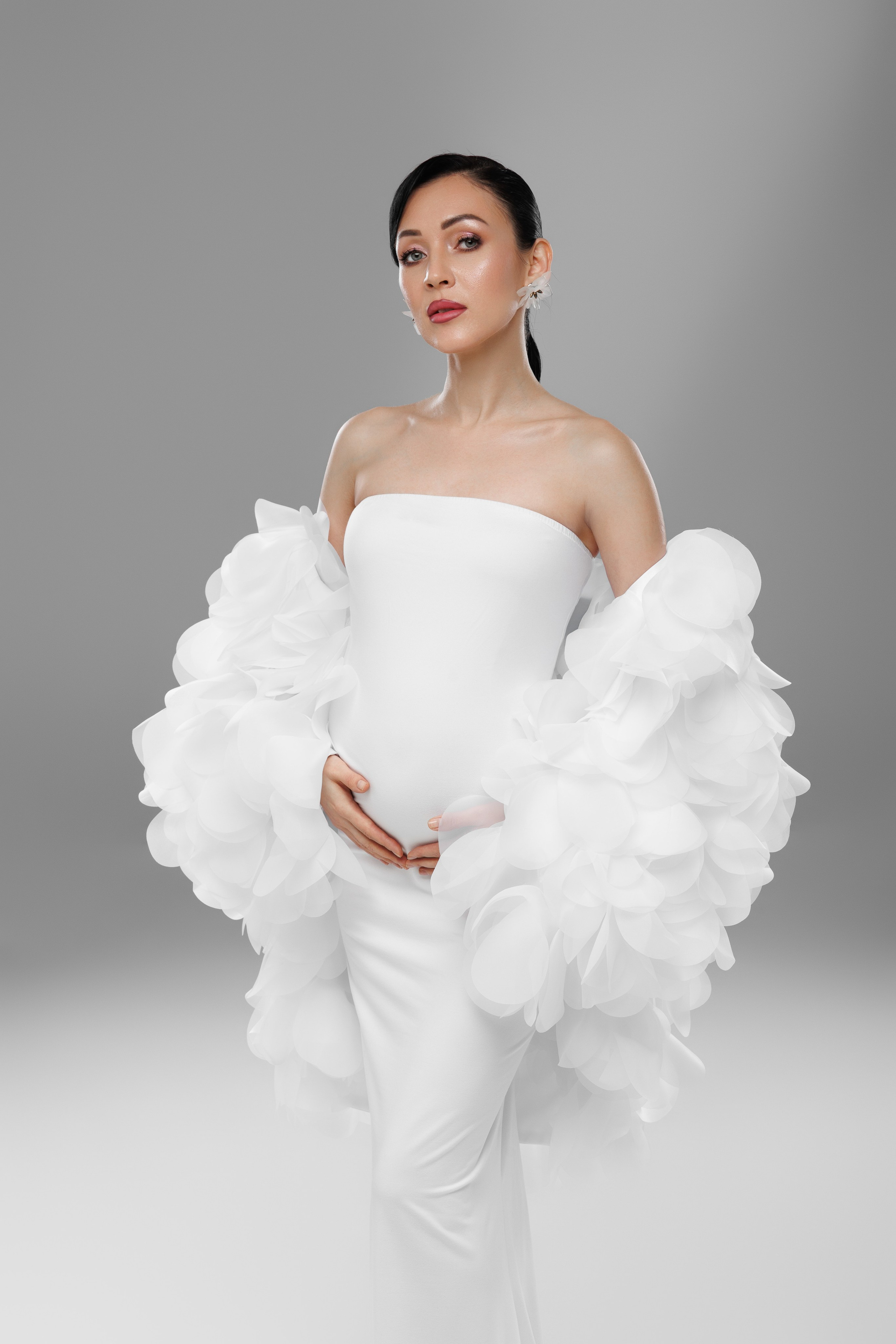 Стильная фотосессия беременности в Оренбурге, беременная в накидке