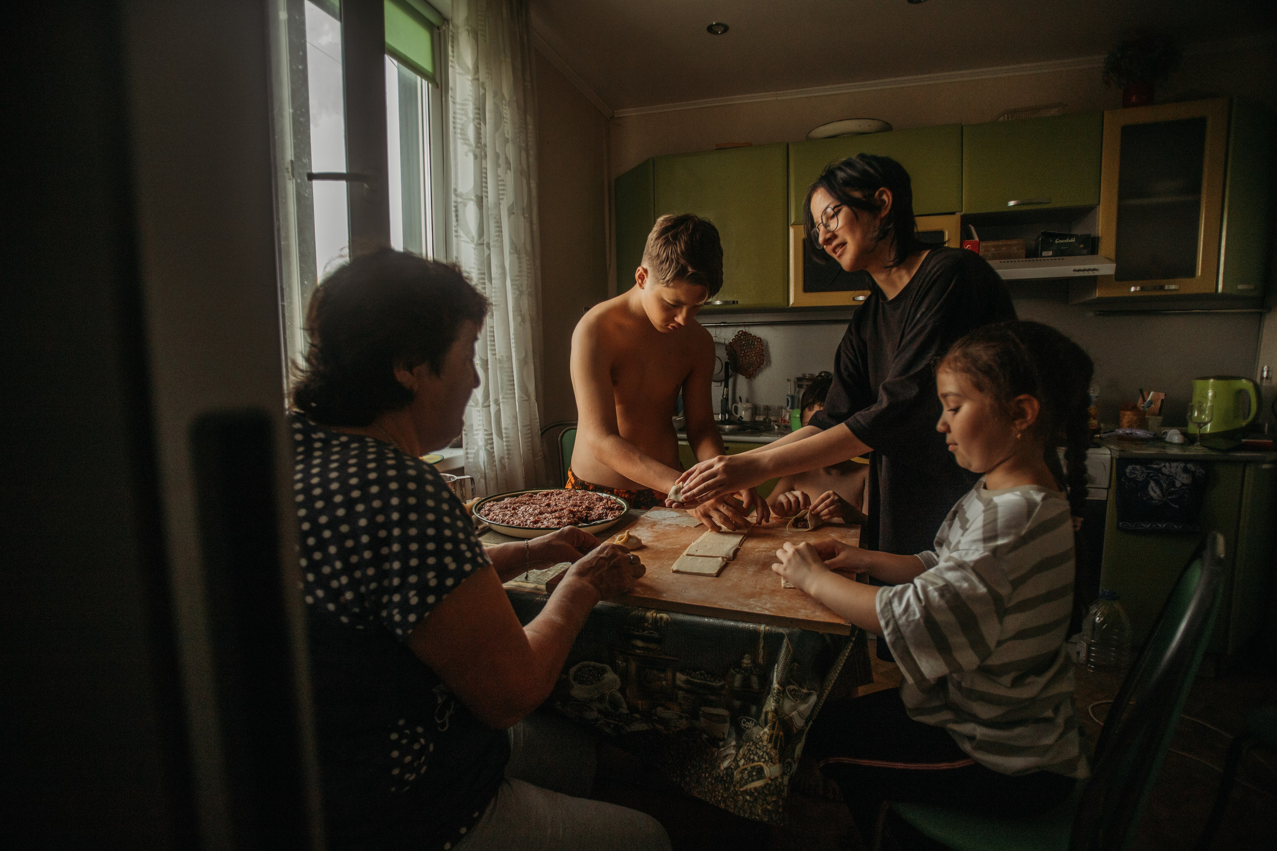 Домашняя фотосессия моей семьи. Венера Гайн. Репортажный фотограф  Тюмень. Обучение фотографии с 0