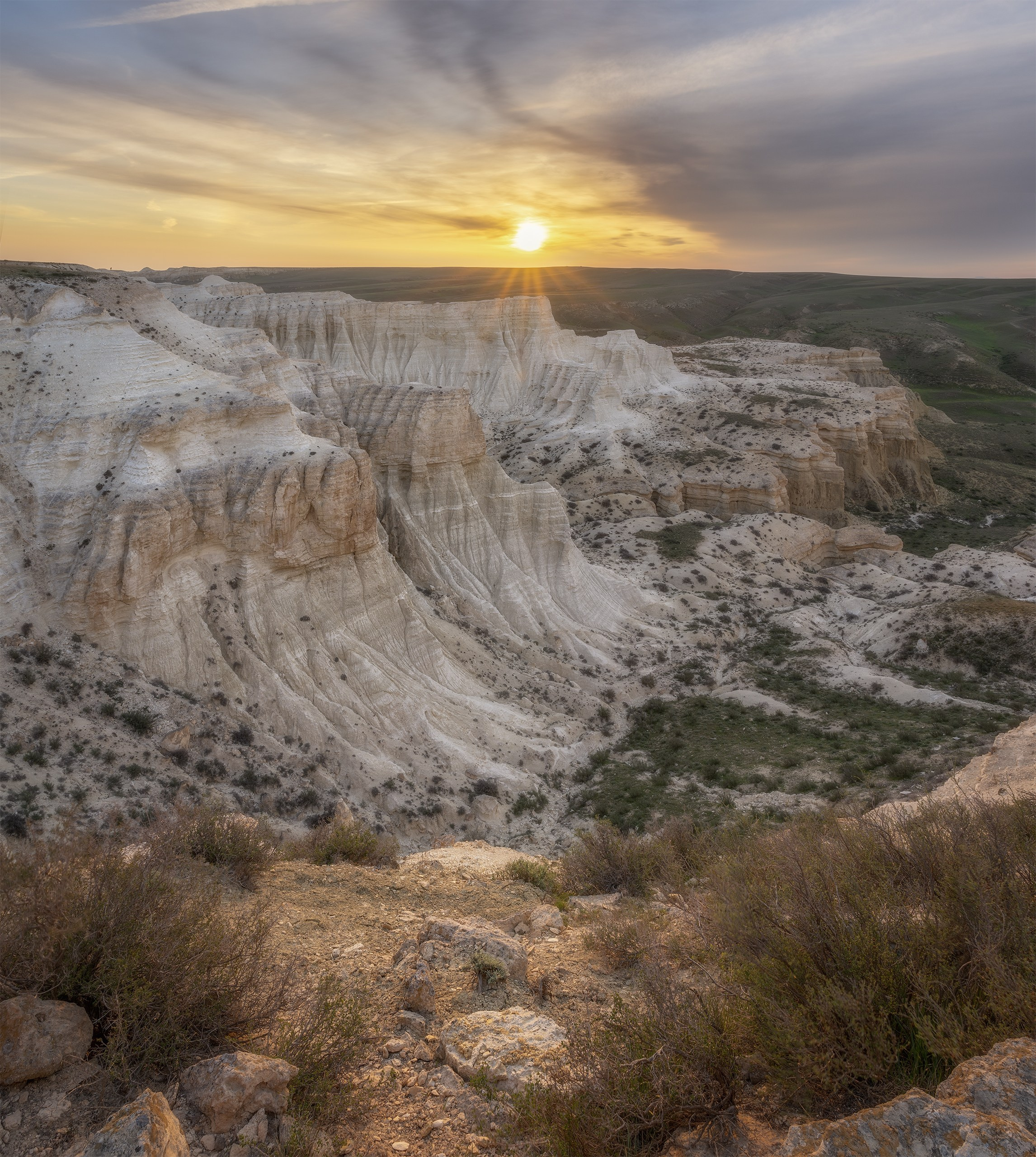 Солнце появилось на горизонте в каньоне Шакпактысай