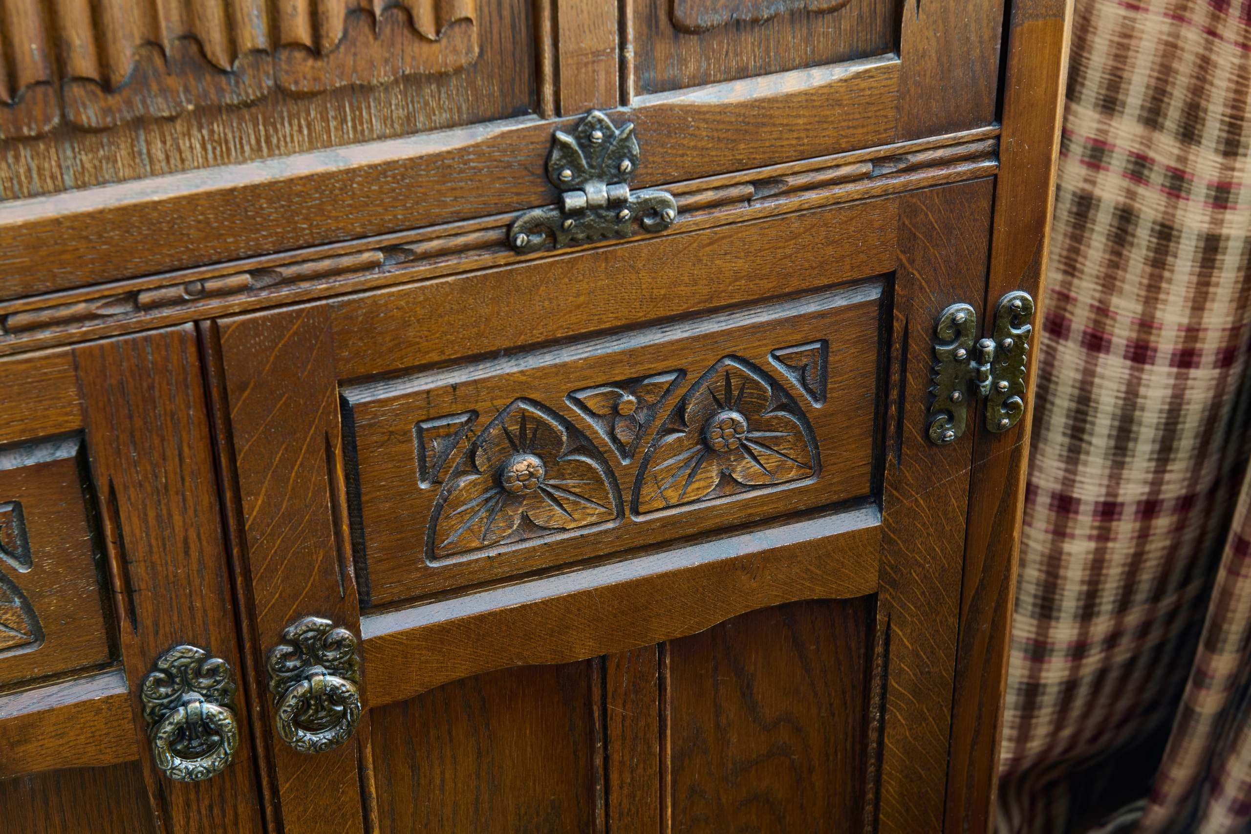 Дверцы буфета с резьбой, ручки и текстура дерева / Фасад мебели с орнаментом, крупный план отделки