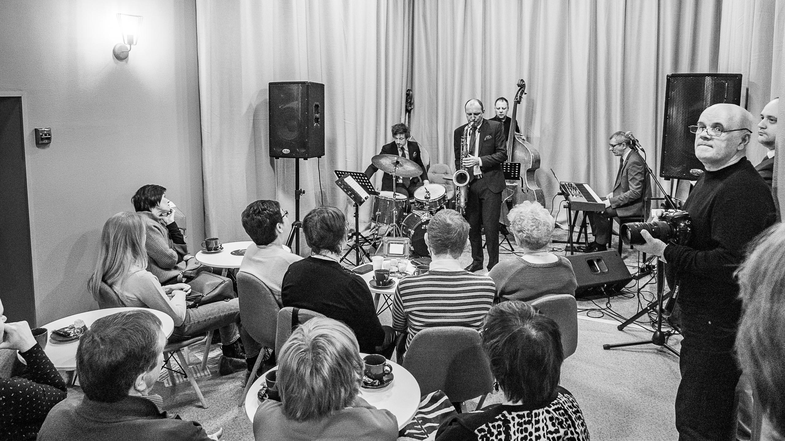 Сергей Ваулин и трио Алексея Подымкина в Новосибирском Доме Джаза. Фотограф Алексей Школдин. Новосибирск