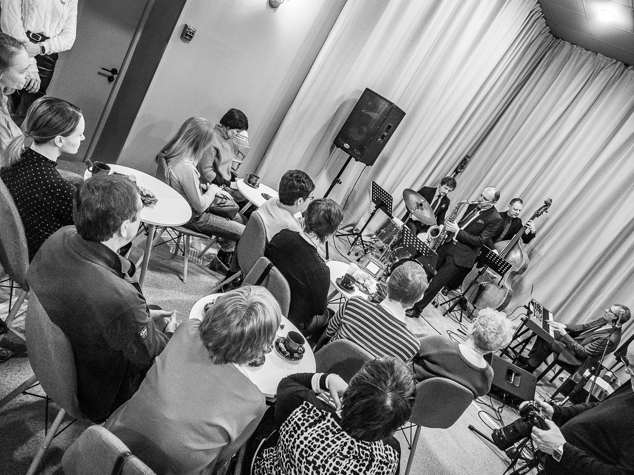 Сергей Ваулин и трио Алексея Подымкина в Новосибирском Доме Джаза. Фотограф Алексей Школдин. Новосибирск