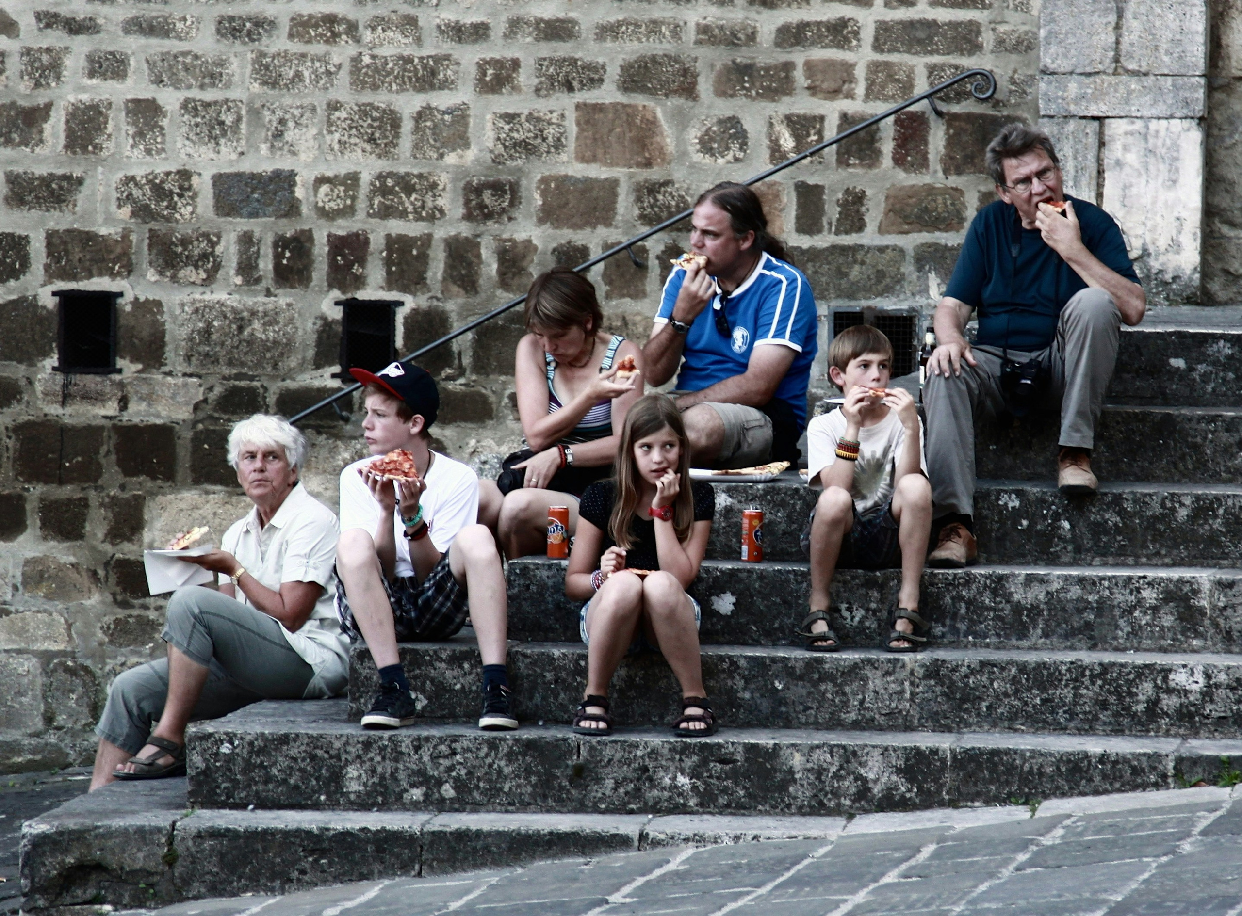 Тематические образовательные и коммуникативные тренинги для гостей нашего города. «В КРУГУ» Психологические тренинги в Санкт-Петербурге в живом формате