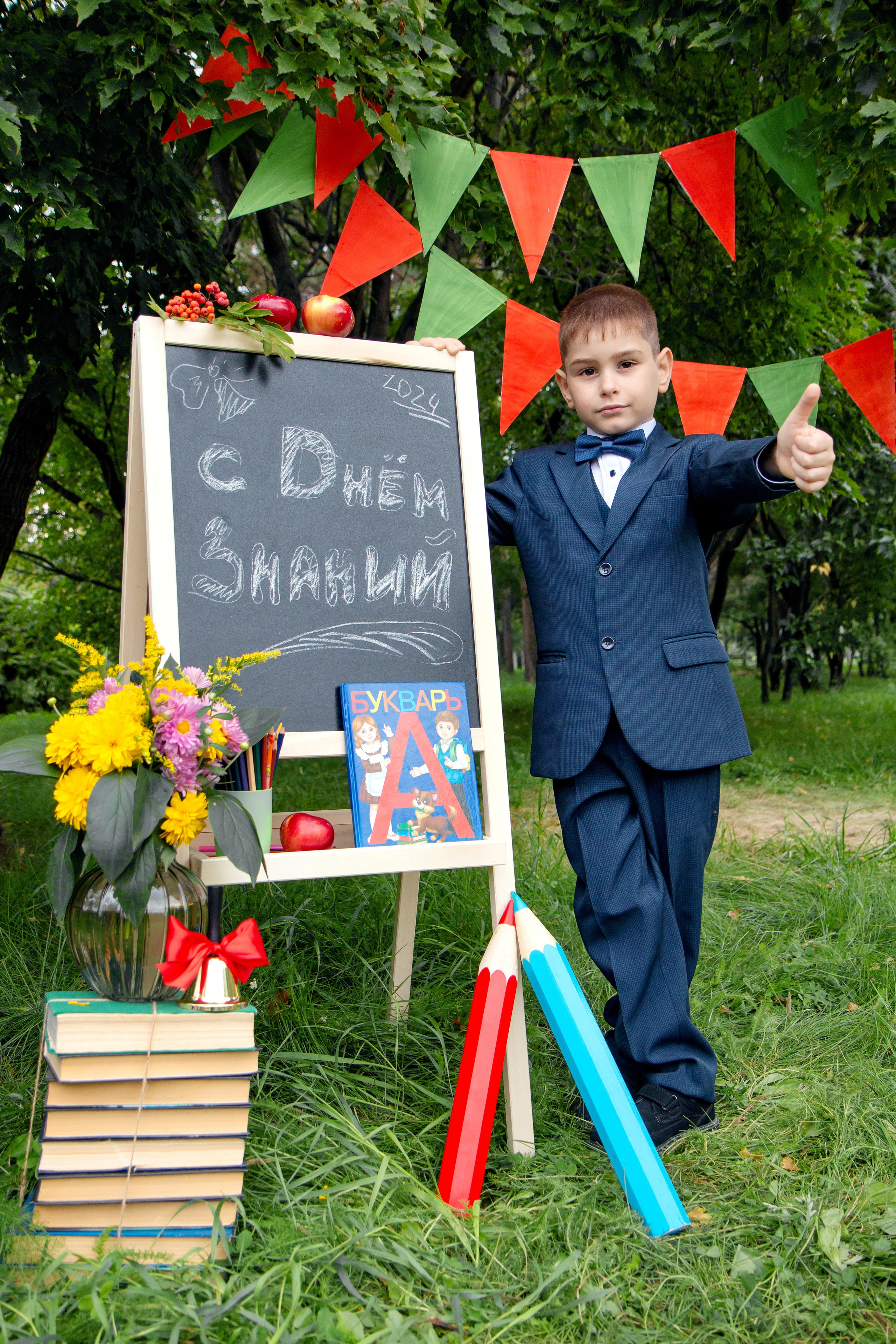 Школьная фотосессия на улице. Фотограф в Шелехове, лучшие выпускные альбомы в Шелехове
