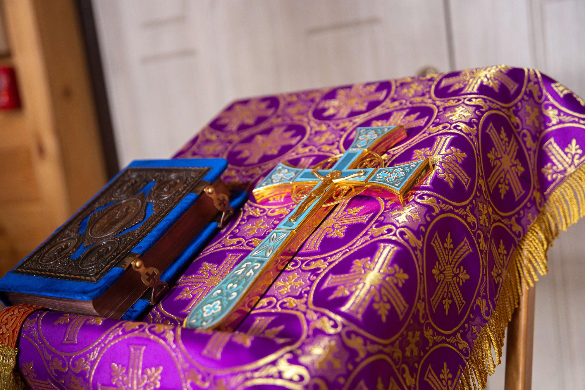 Крещение новорожденного мальчика в деревянном храме в Москве. Семейный и школьный фотограф в Москве Анна Ткач