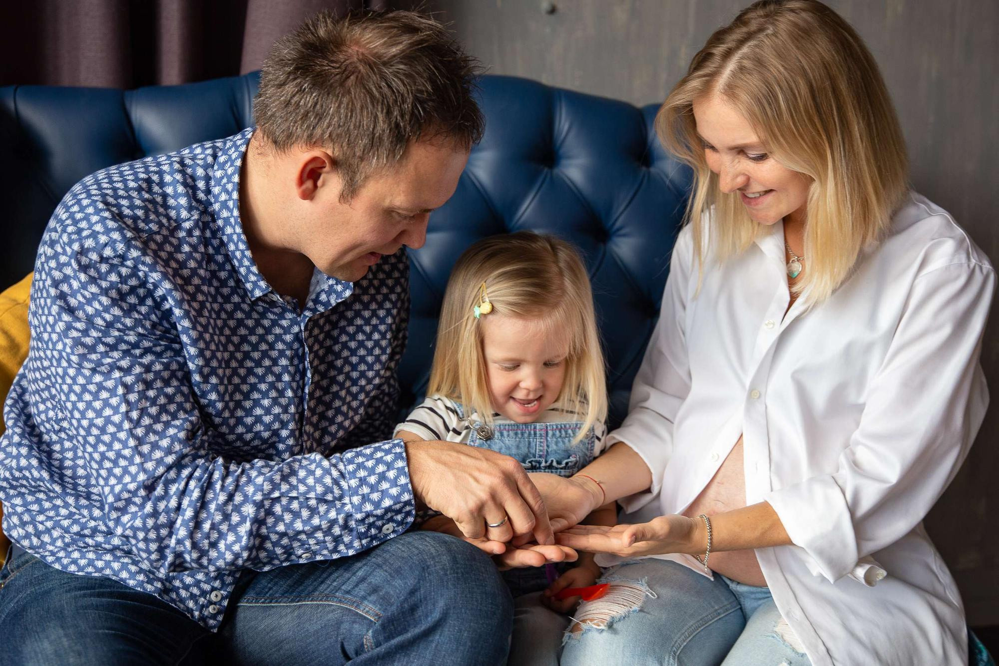 Студийная семейная съемка в ожидании второго малыша. Семейный и школьный фотограф в Москве Анна Ткач