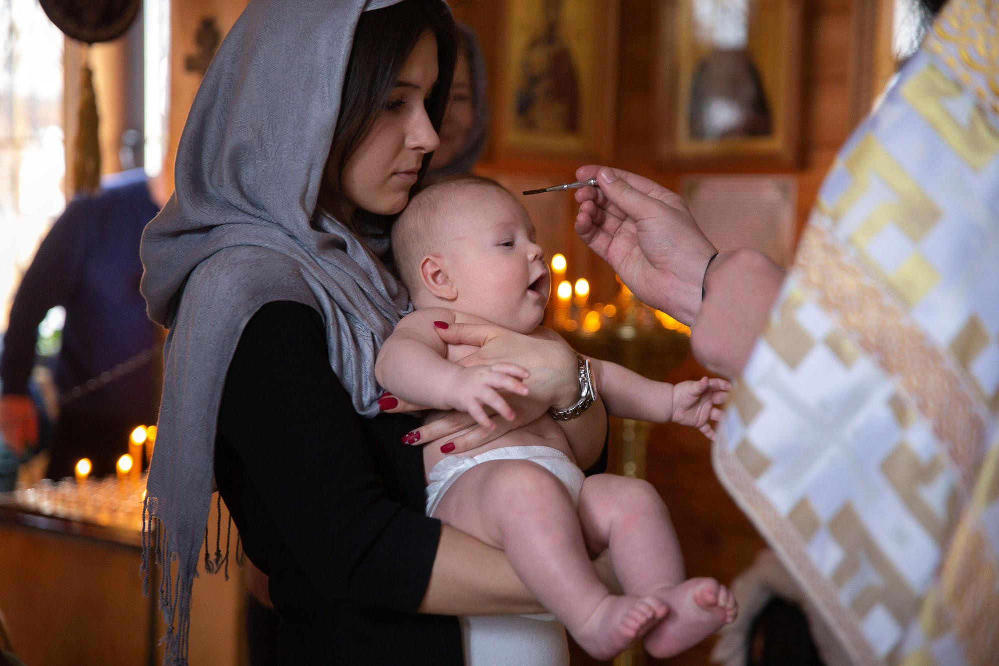Крещение новорожденного мальчика в деревянном храме в Москве. Семейный и школьный фотограф в Москве Анна Ткач