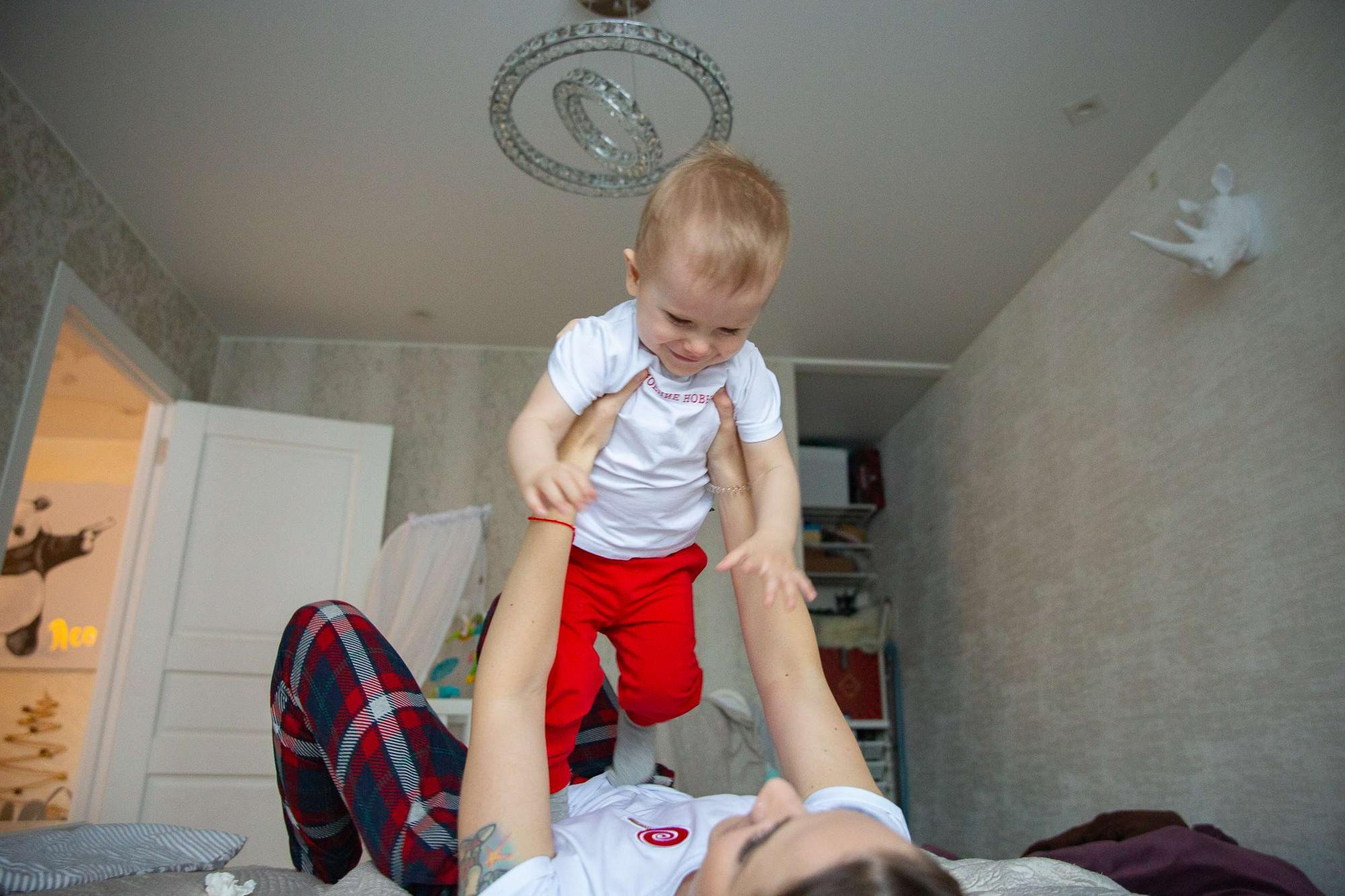 Новогодняя фотосессия в квартире для маленького мальчика и его мамы. Семейный и школьный фотограф в Москве Анна Ткач