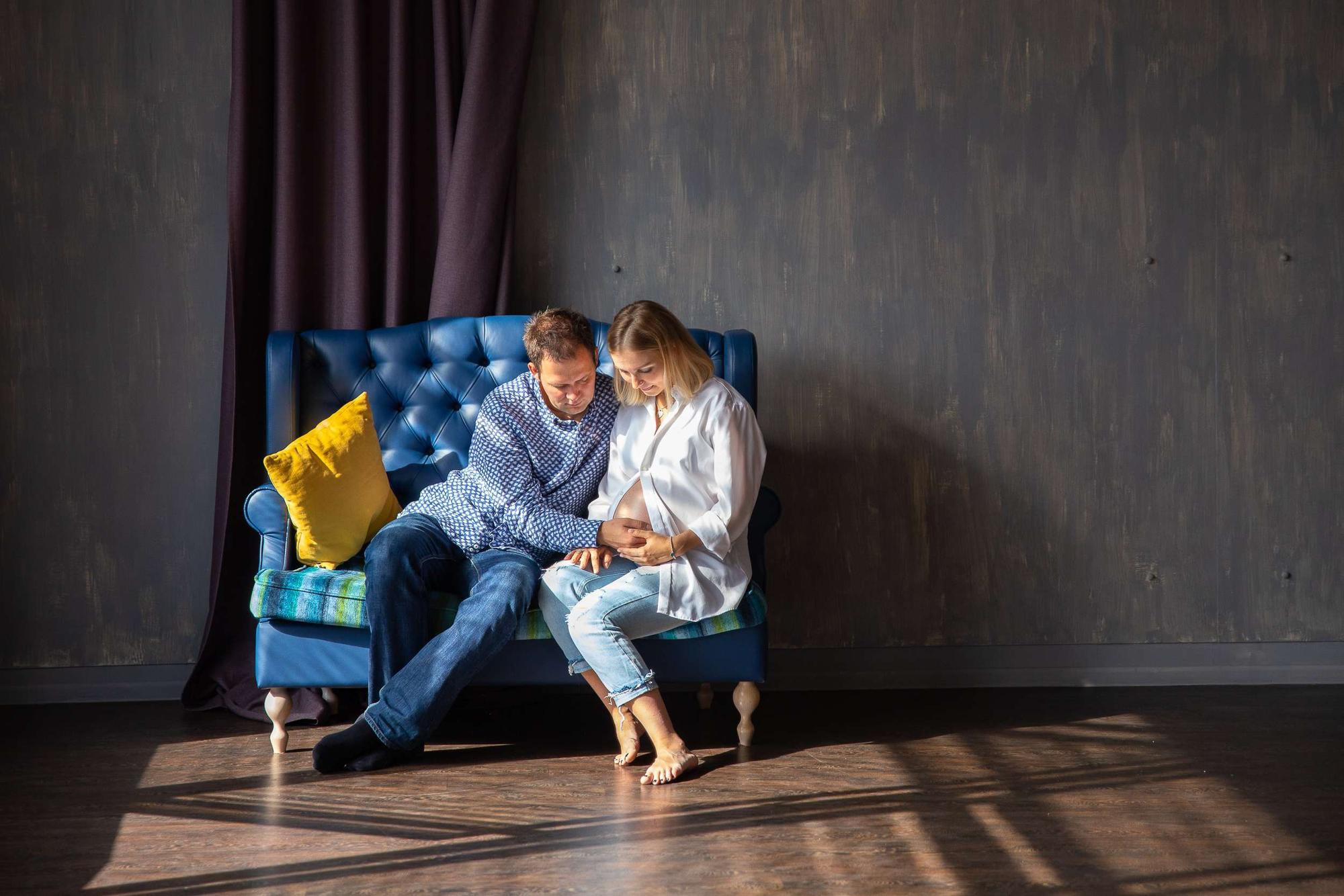 Студийная семейная съемка в ожидании второго малыша. Семейный и школьный фотограф в Москве Анна Ткач