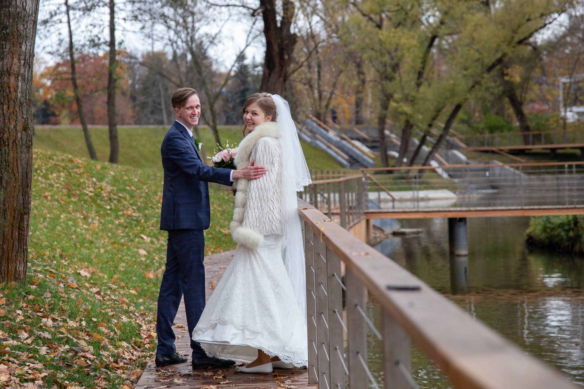 Свадебная прогулка для молодой пары на ВДНХ в Москве осенью. Семейный и школьный фотограф в Москве Анна Ткач