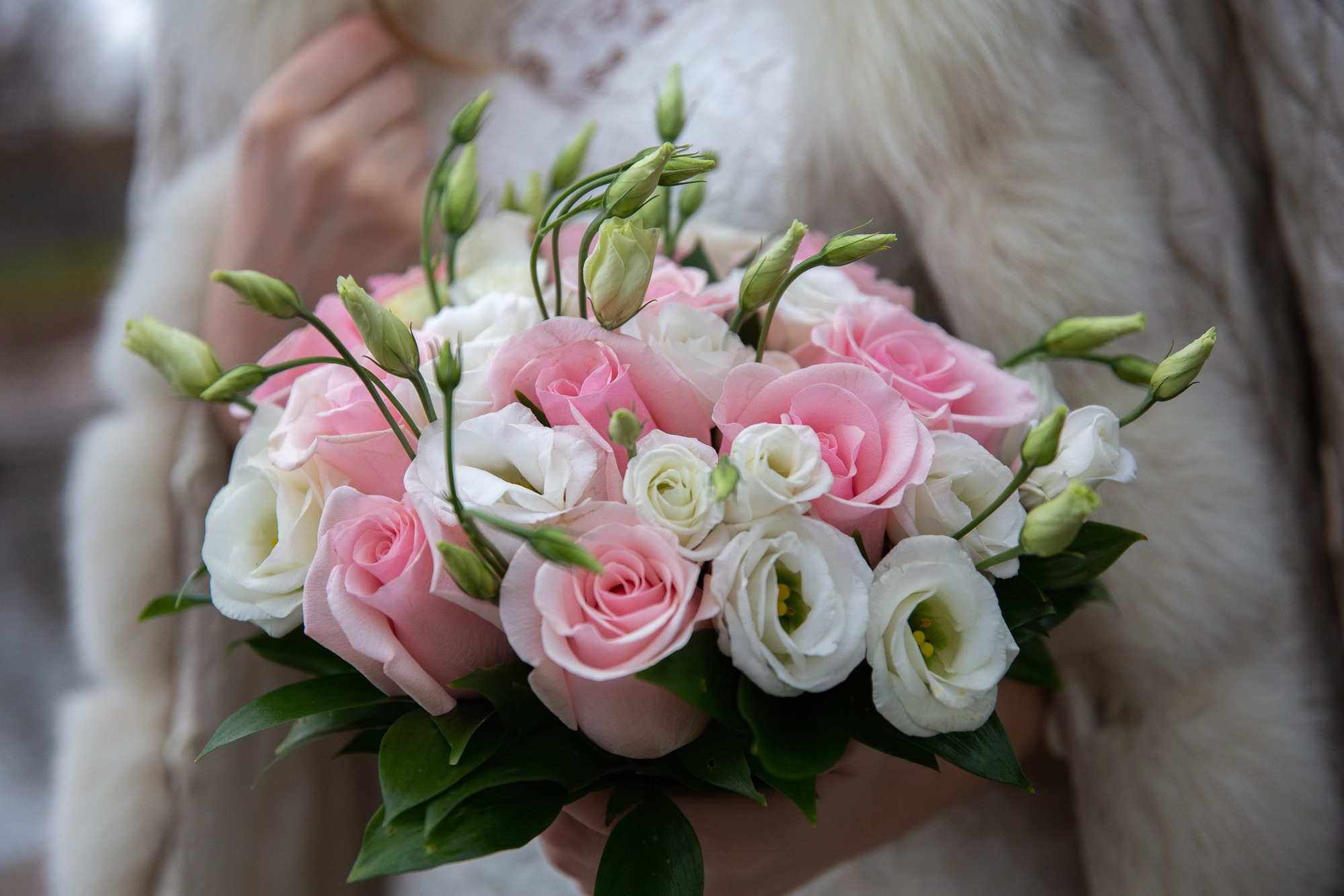 Свадебная прогулка для молодой пары на ВДНХ в Москве осенью. Семейный и школьный фотограф в Москве Анна Ткач