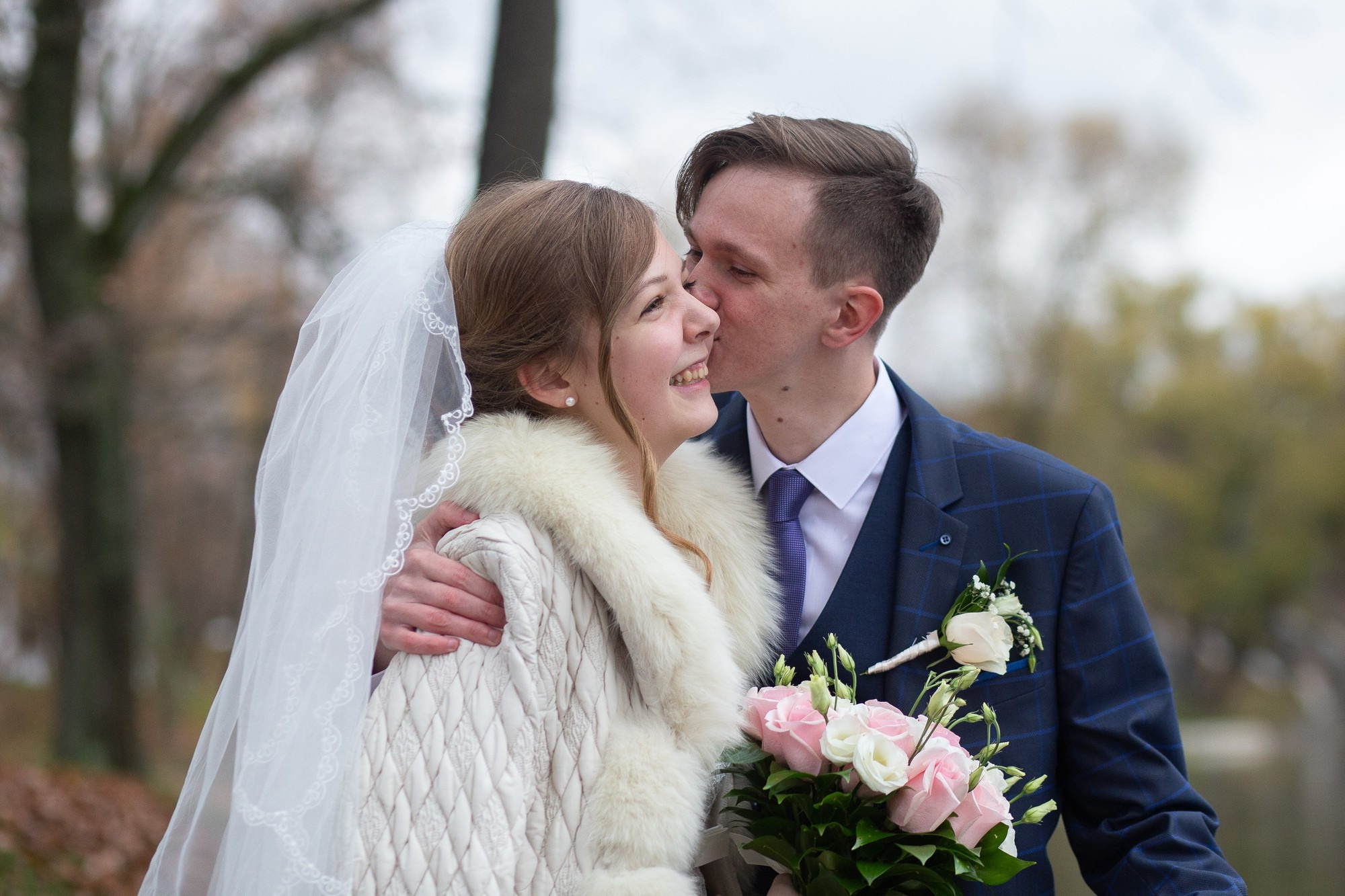 Свадебная прогулка для молодой пары на ВДНХ в Москве осенью. Семейный и школьный фотограф в Москве Анна Ткач