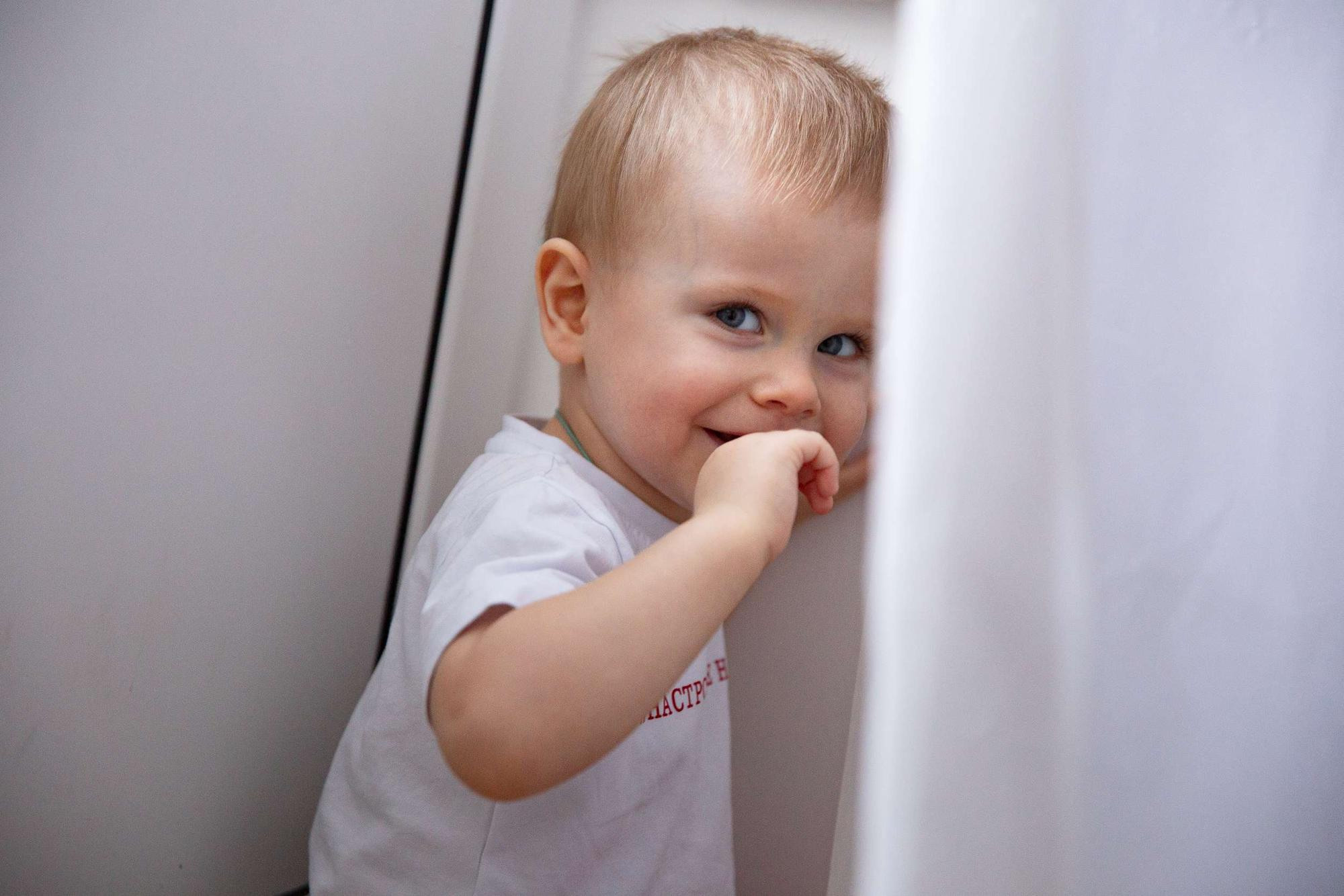 Новогодняя фотосессия в квартире для маленького мальчика и его мамы. Семейный и школьный фотограф в Москве Анна Ткач