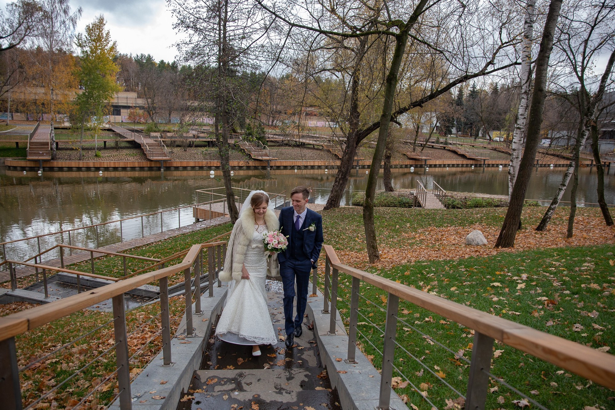 Свадебная прогулка для молодой пары на ВДНХ в Москве осенью. Семейный и школьный фотограф в Москве Анна Ткач