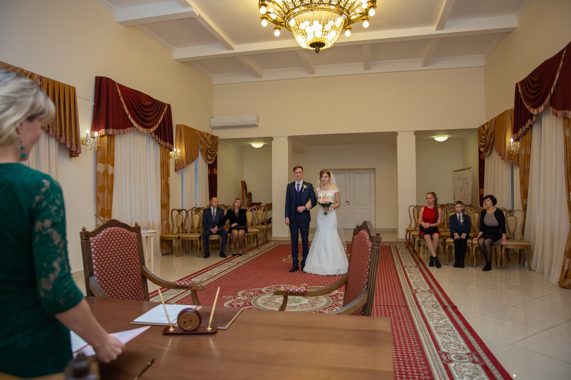 Свадебная прогулка для молодой пары на ВДНХ в Москве осенью. Семейный и школьный фотограф в Москве Анна Ткач