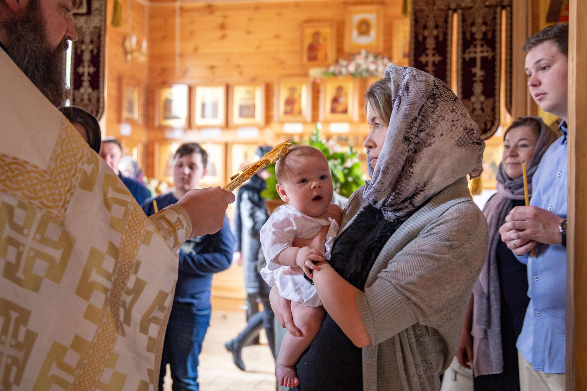 Крещение новорожденного мальчика в деревянном храме в Москве. Семейный и школьный фотограф в Москве Анна Ткач