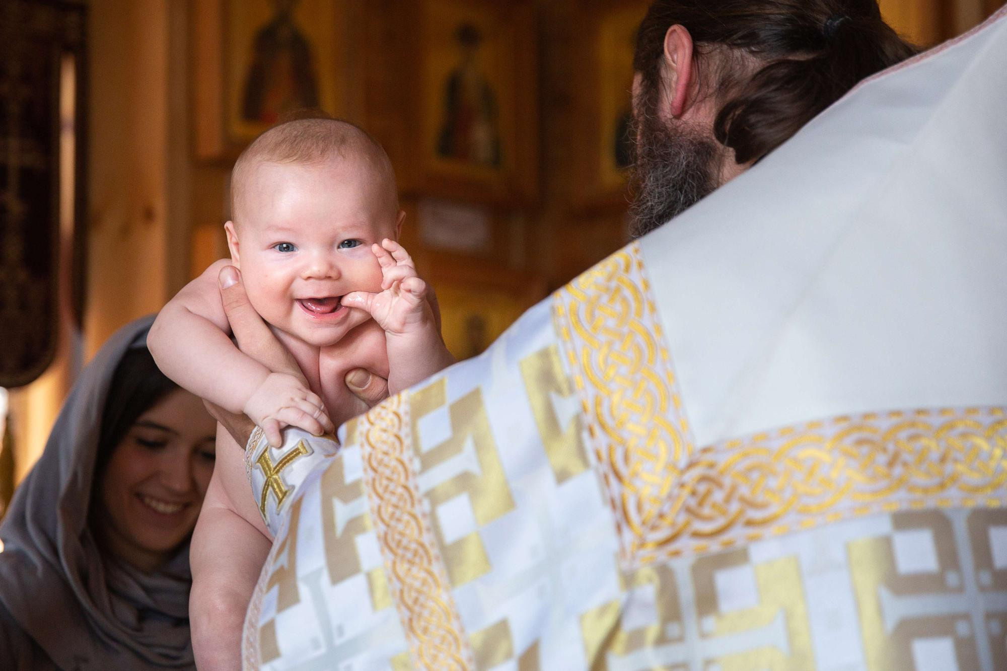 Крещение новорожденного мальчика в деревянном храме в Москве. Семейный и школьный фотограф в Москве Анна Ткач