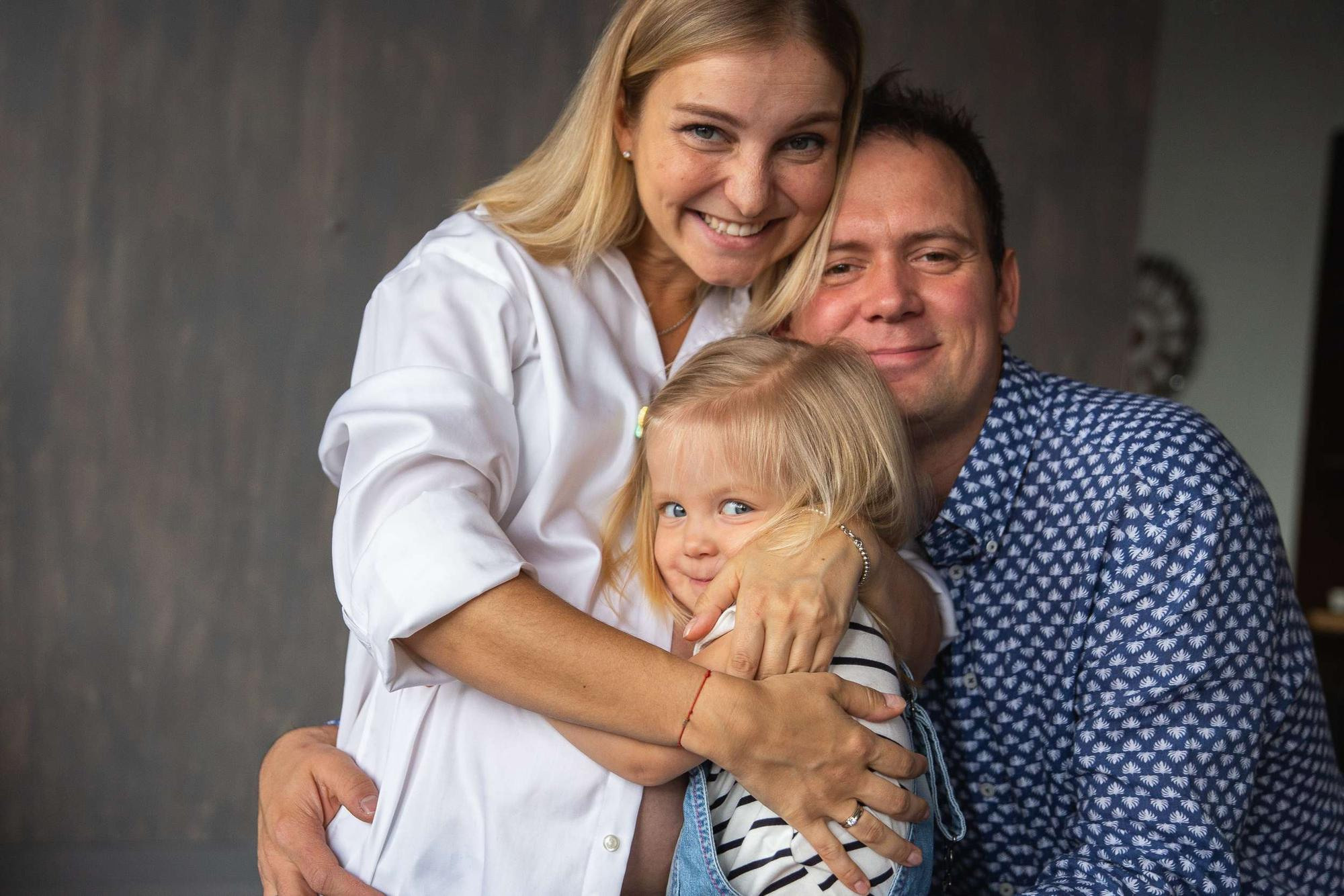 Студийная семейная съемка в ожидании второго малыша. Семейный и школьный фотограф в Москве Анна Ткач