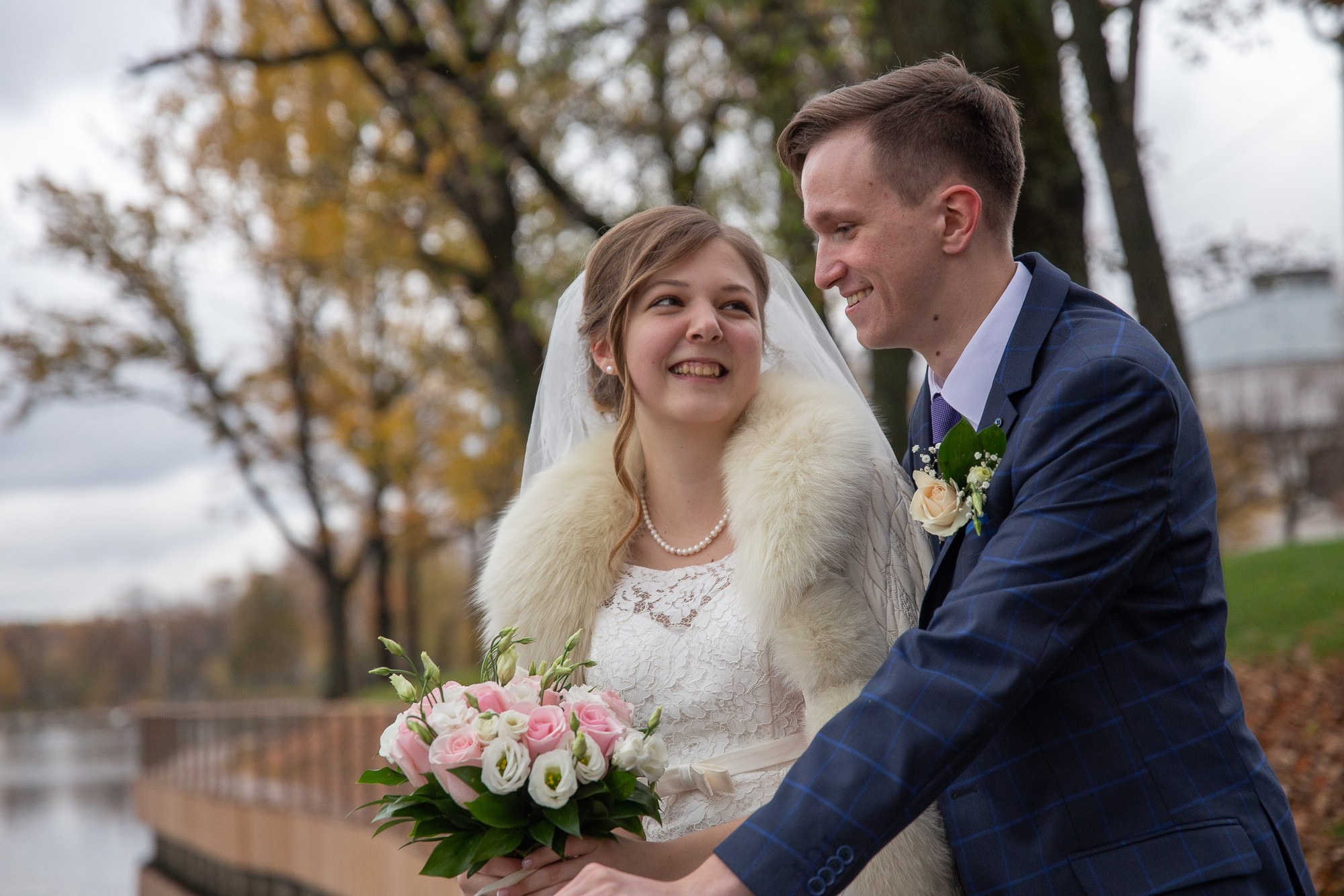 Свадебная прогулка для молодой пары на ВДНХ в Москве осенью. Семейный и школьный фотограф в Москве Анна Ткач