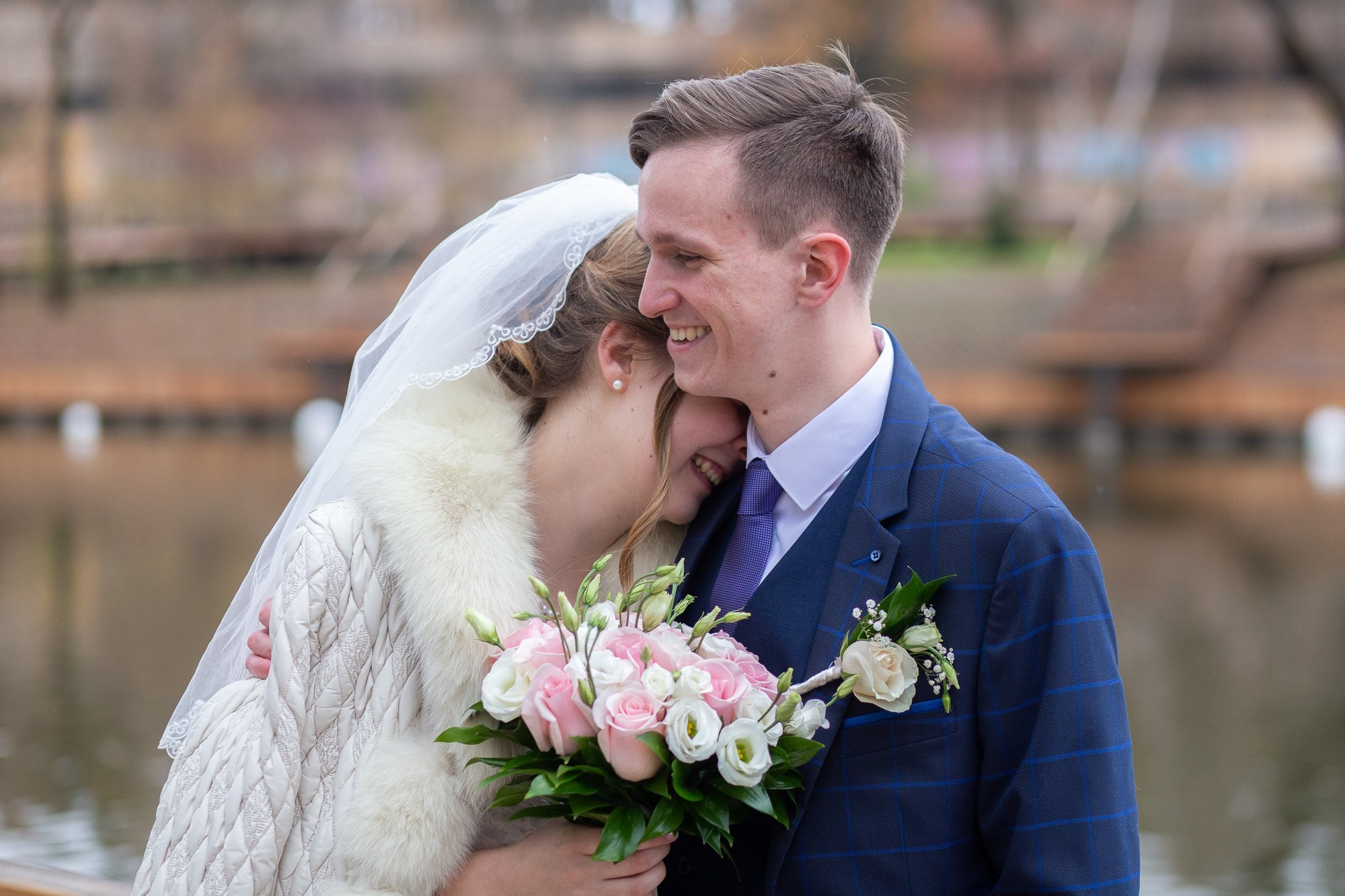 Свадебная прогулка для молодой пары на ВДНХ в Москве осенью. Семейный и школьный фотограф в Москве Анна Ткач