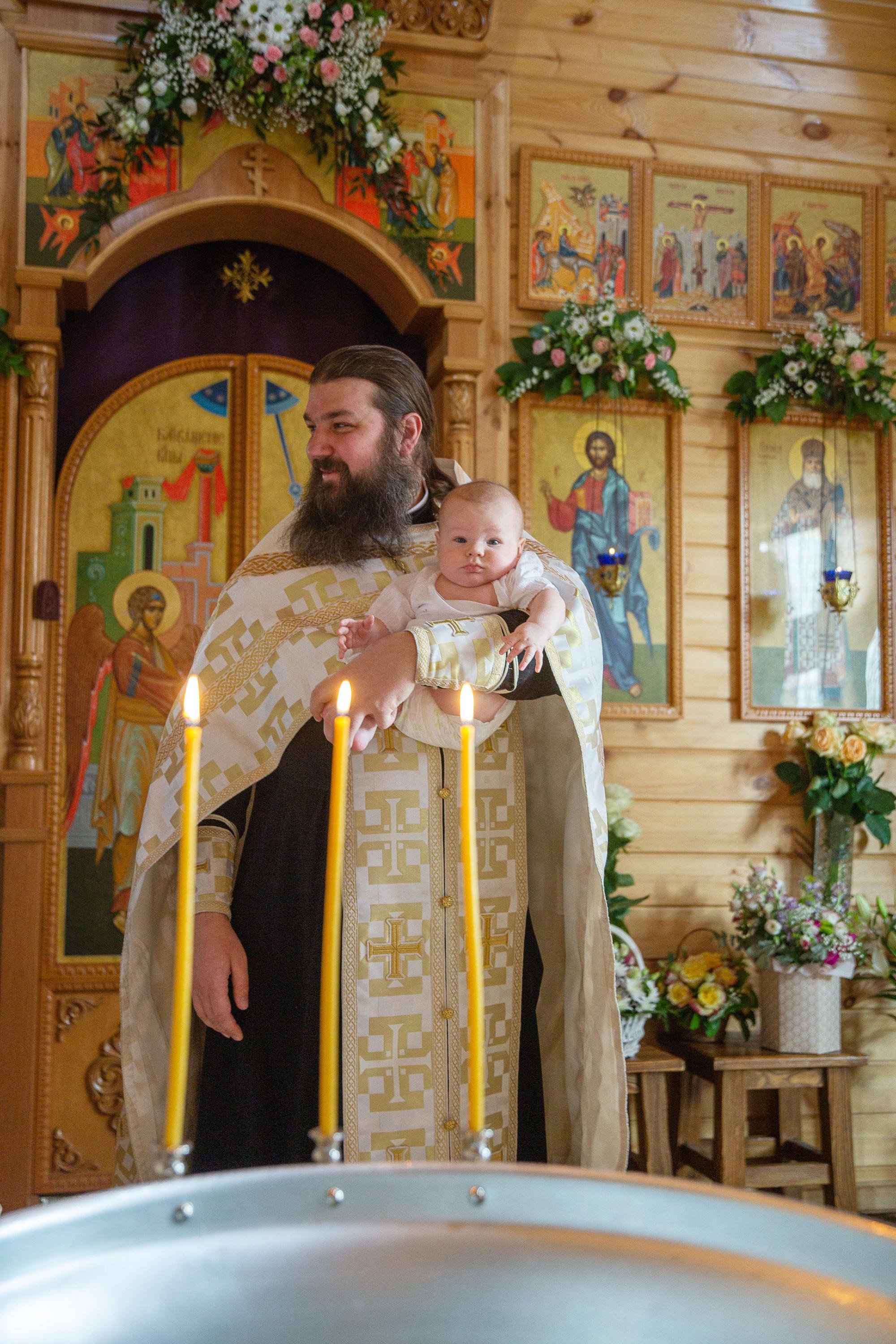 Крещение новорожденного мальчика в деревянном храме в Москве. Семейный и школьный фотограф в Москве Анна Ткач