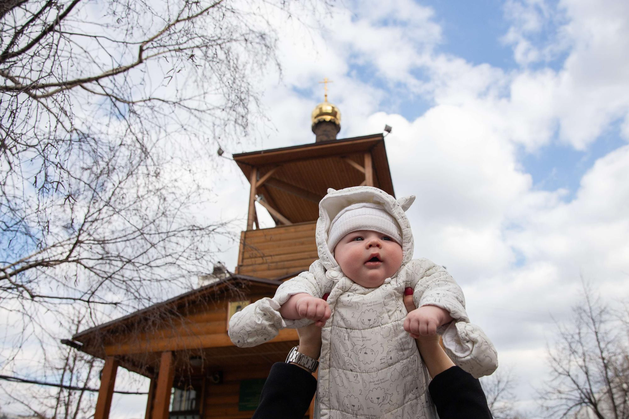 Крещение новорожденного мальчика в деревянном храме в Москве. Семейный и школьный фотограф в Москве Анна Ткач