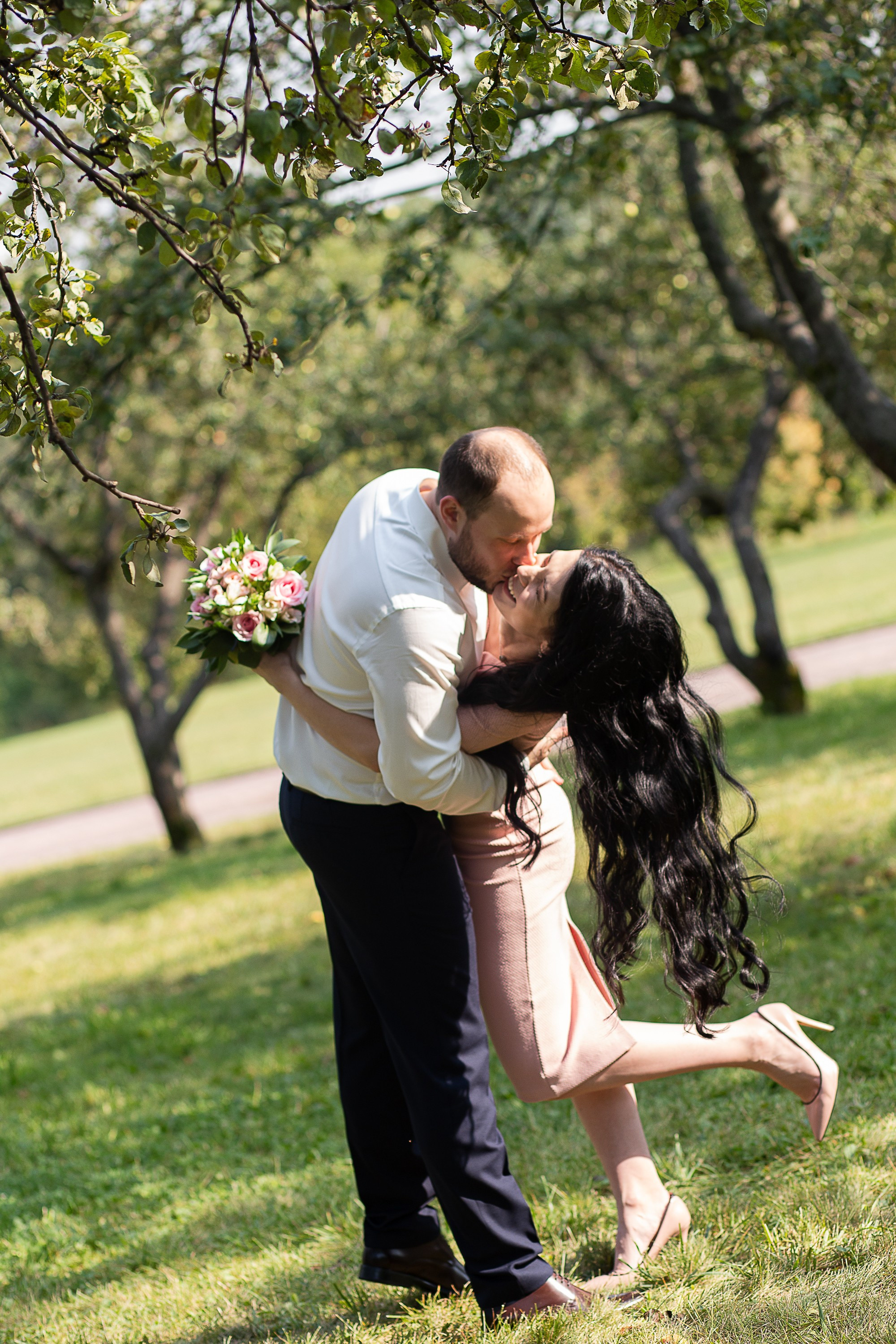 Свадебная прогулка в парке Коломенское в Москве летом. Семейный и школьный фотограф в Москве Анна Ткач