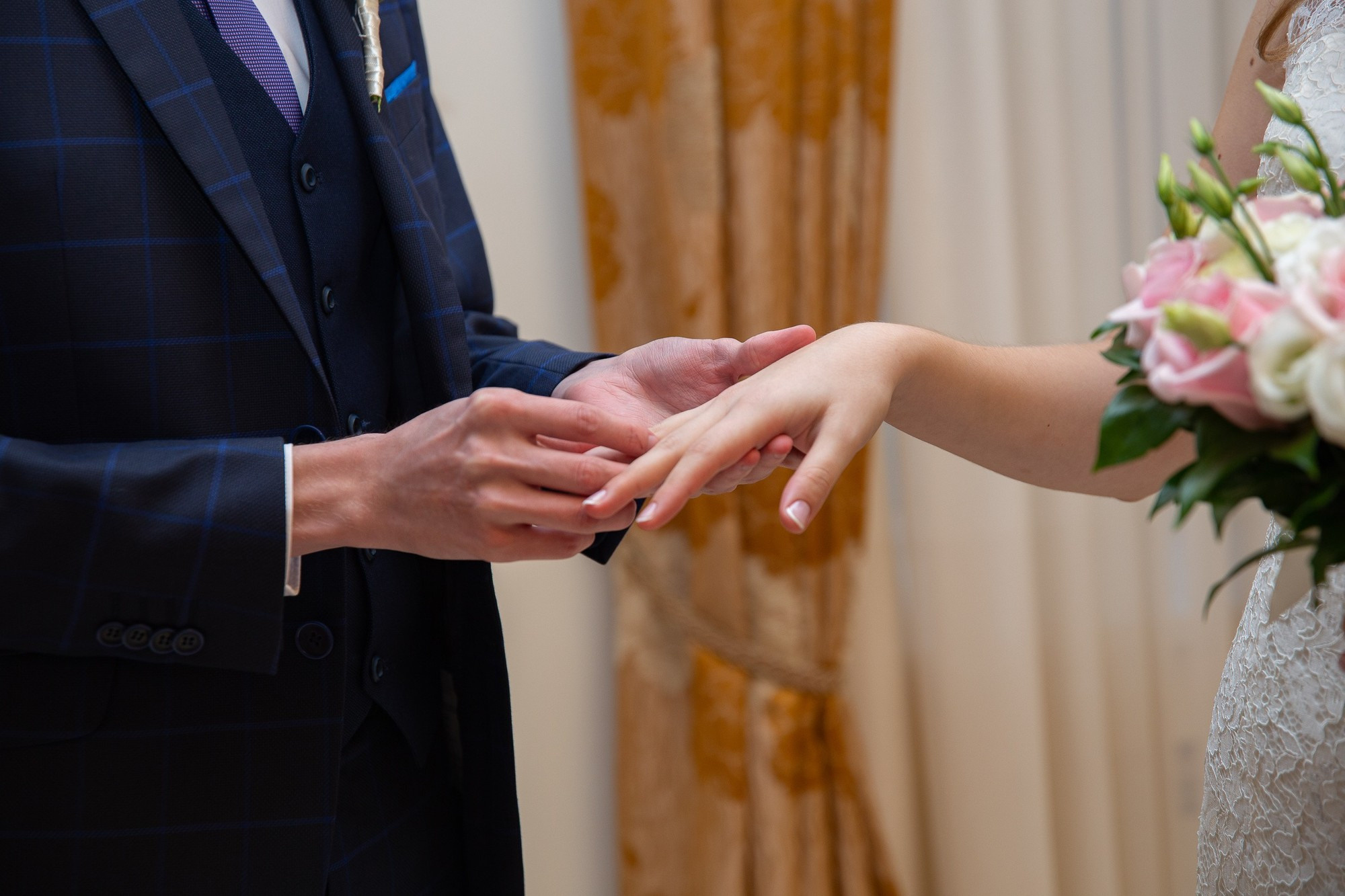 Свадебная прогулка для молодой пары на ВДНХ в Москве осенью. Семейный и школьный фотограф в Москве Анна Ткач