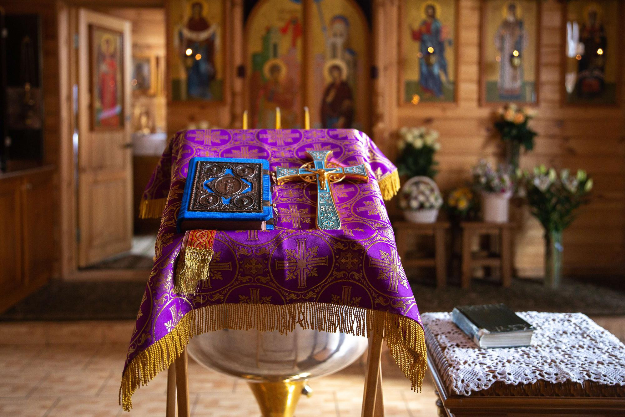 Крещение новорожденного мальчика в деревянном храме в Москве. Семейный и школьный фотограф в Москве Анна Ткач