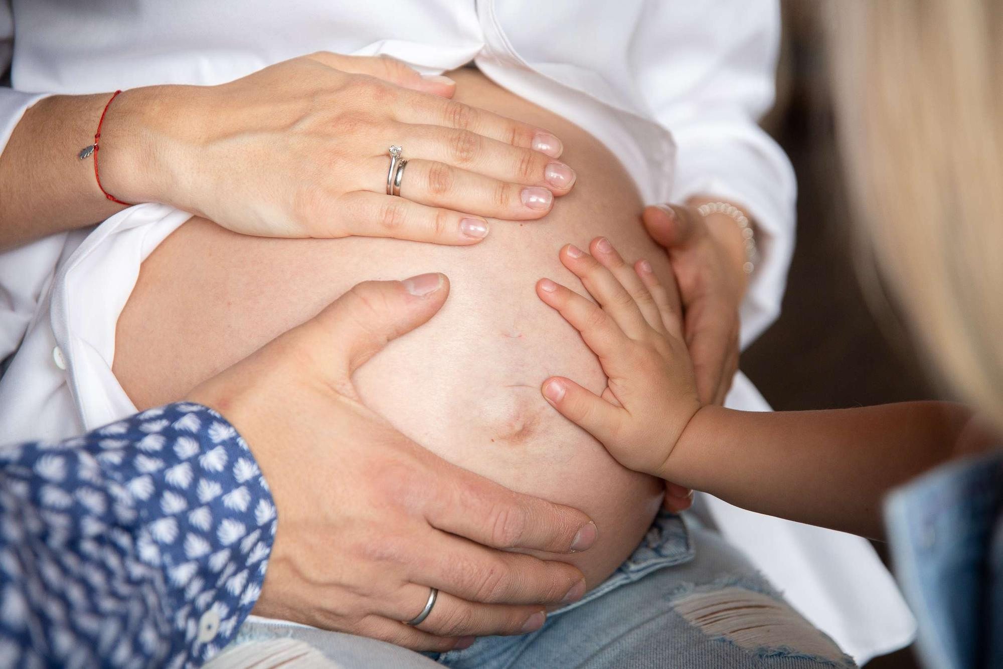 Студийная семейная съемка в ожидании второго малыша. Семейный и школьный фотограф в Москве Анна Ткач