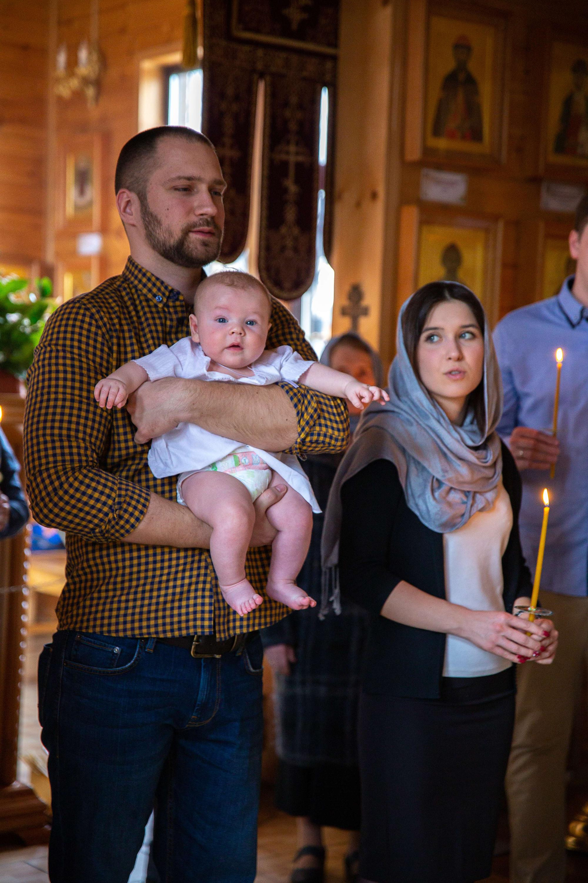 Крещение новорожденного мальчика в деревянном храме в Москве. Семейный и школьный фотограф в Москве Анна Ткач
