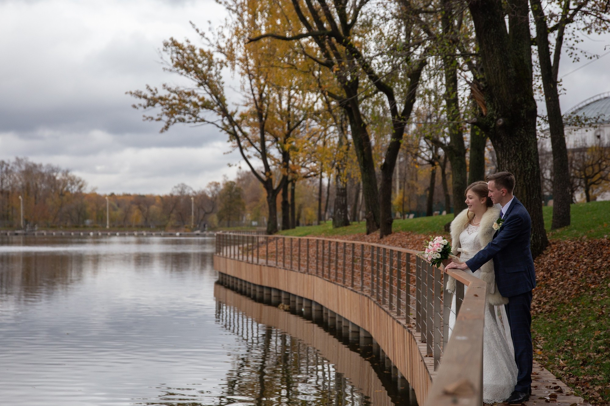 Свадебная прогулка для молодой пары на ВДНХ в Москве осенью. Семейный и школьный фотограф в Москве Анна Ткач