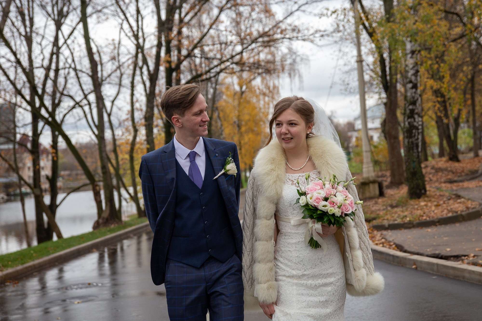 Свадебная прогулка для молодой пары на ВДНХ в Москве осенью. Семейный и школьный фотограф в Москве Анна Ткач