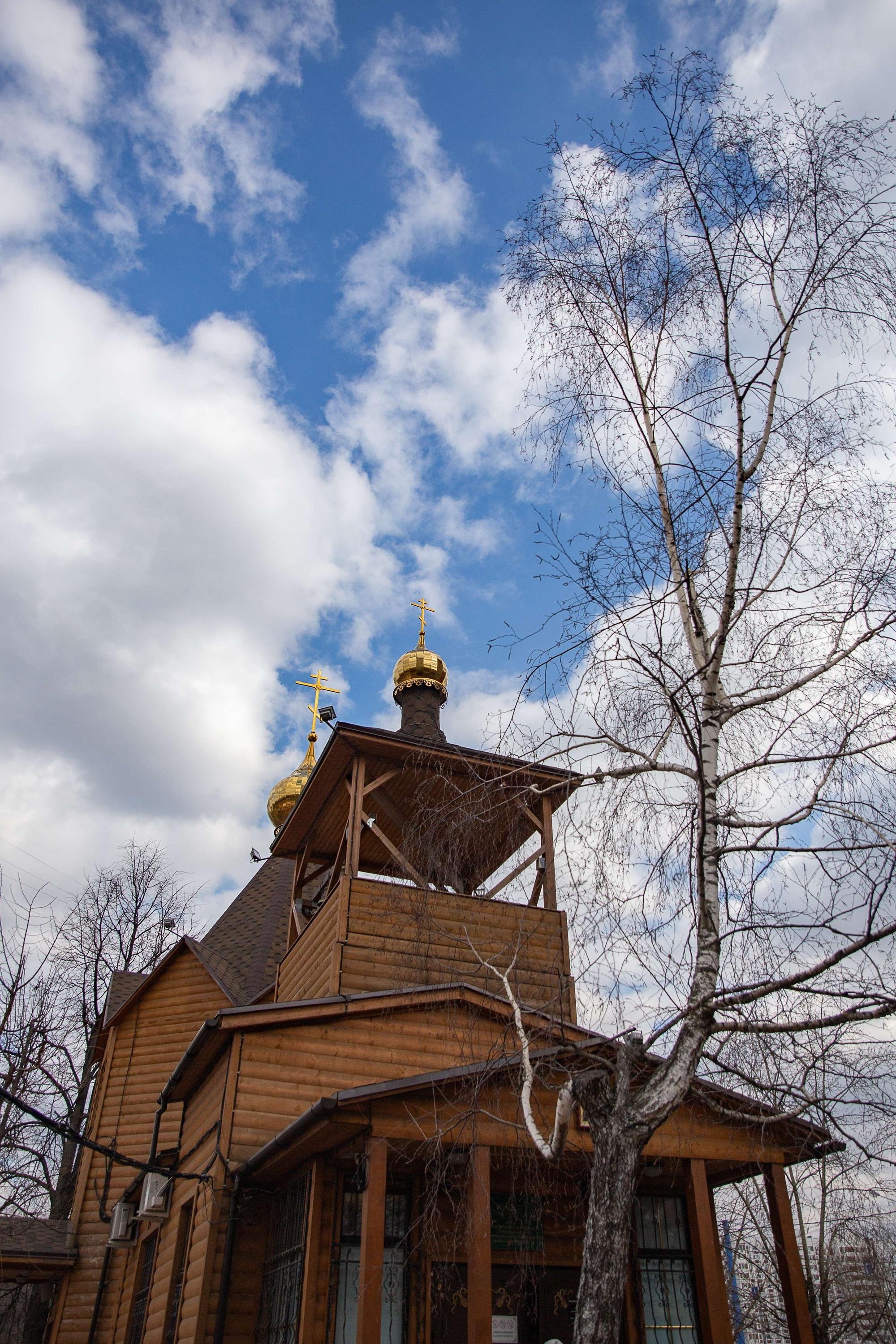 Крещение новорожденного мальчика в деревянном храме в Москве. Семейный и школьный фотограф в Москве Анна Ткач