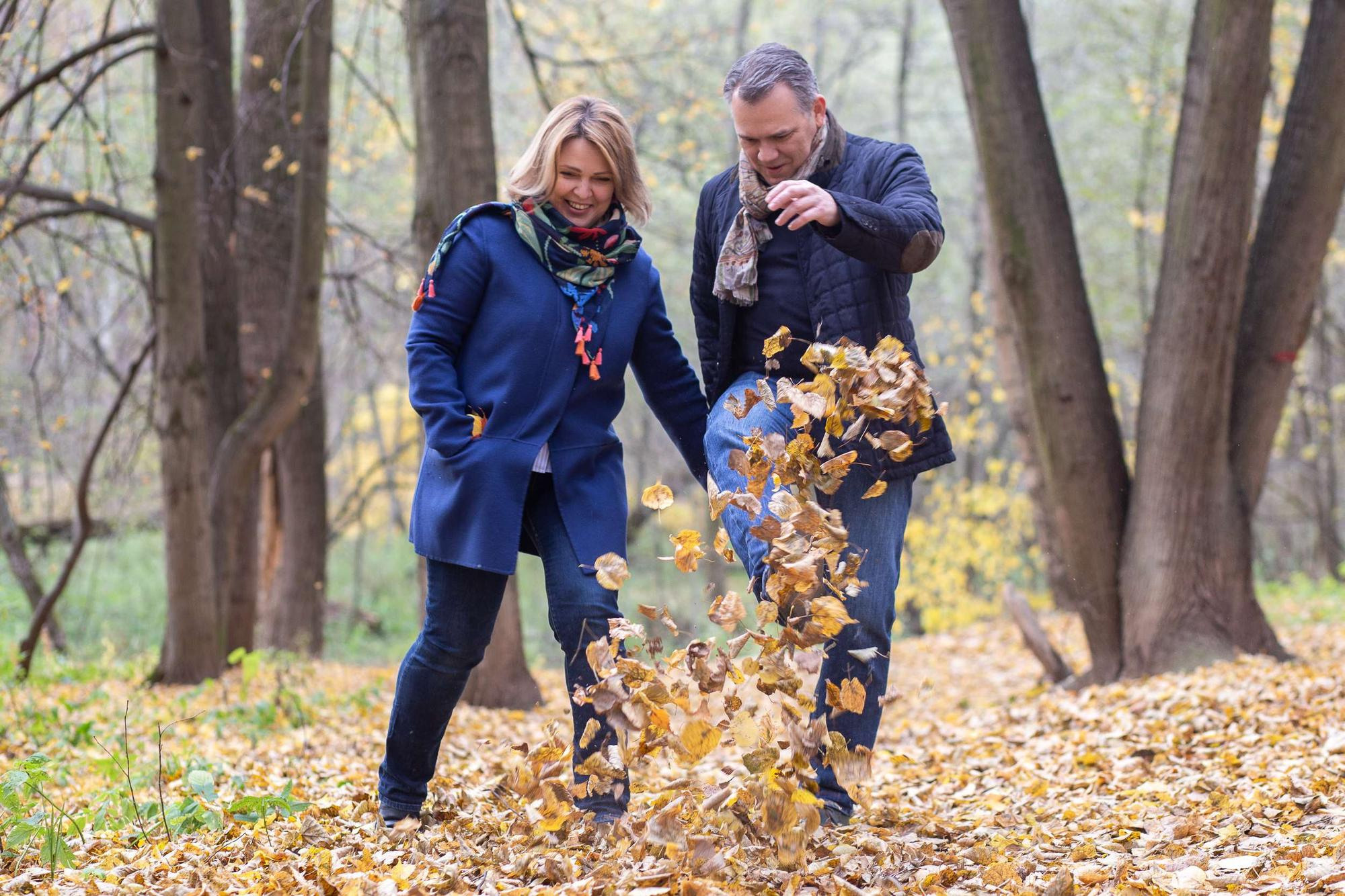 Фотопрогулка для семейной пары по осеннему лесу. Семейный и школьный фотограф в Москве Анна Ткач