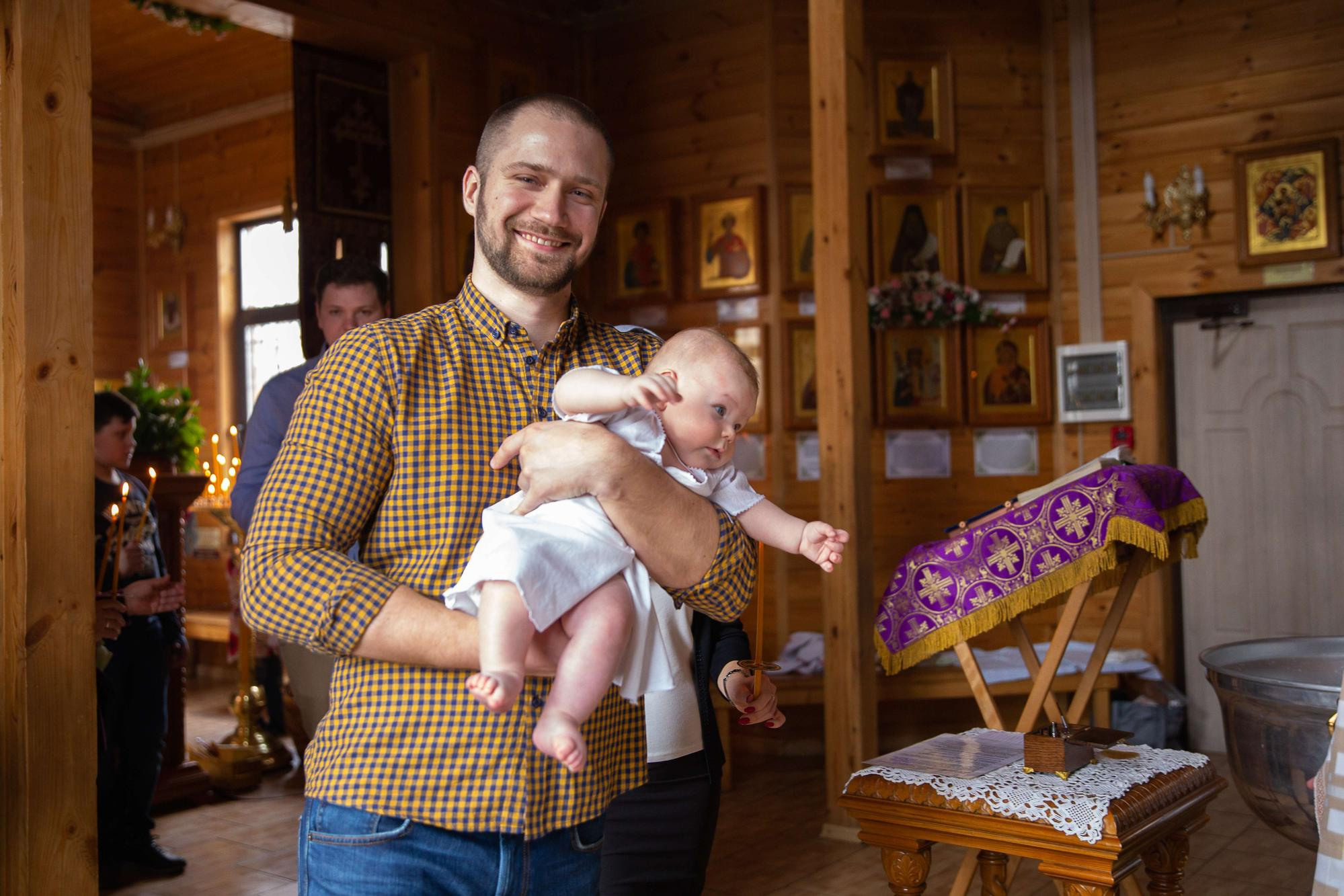 Крещение новорожденного мальчика в деревянном храме в Москве. Семейный и школьный фотограф в Москве Анна Ткач