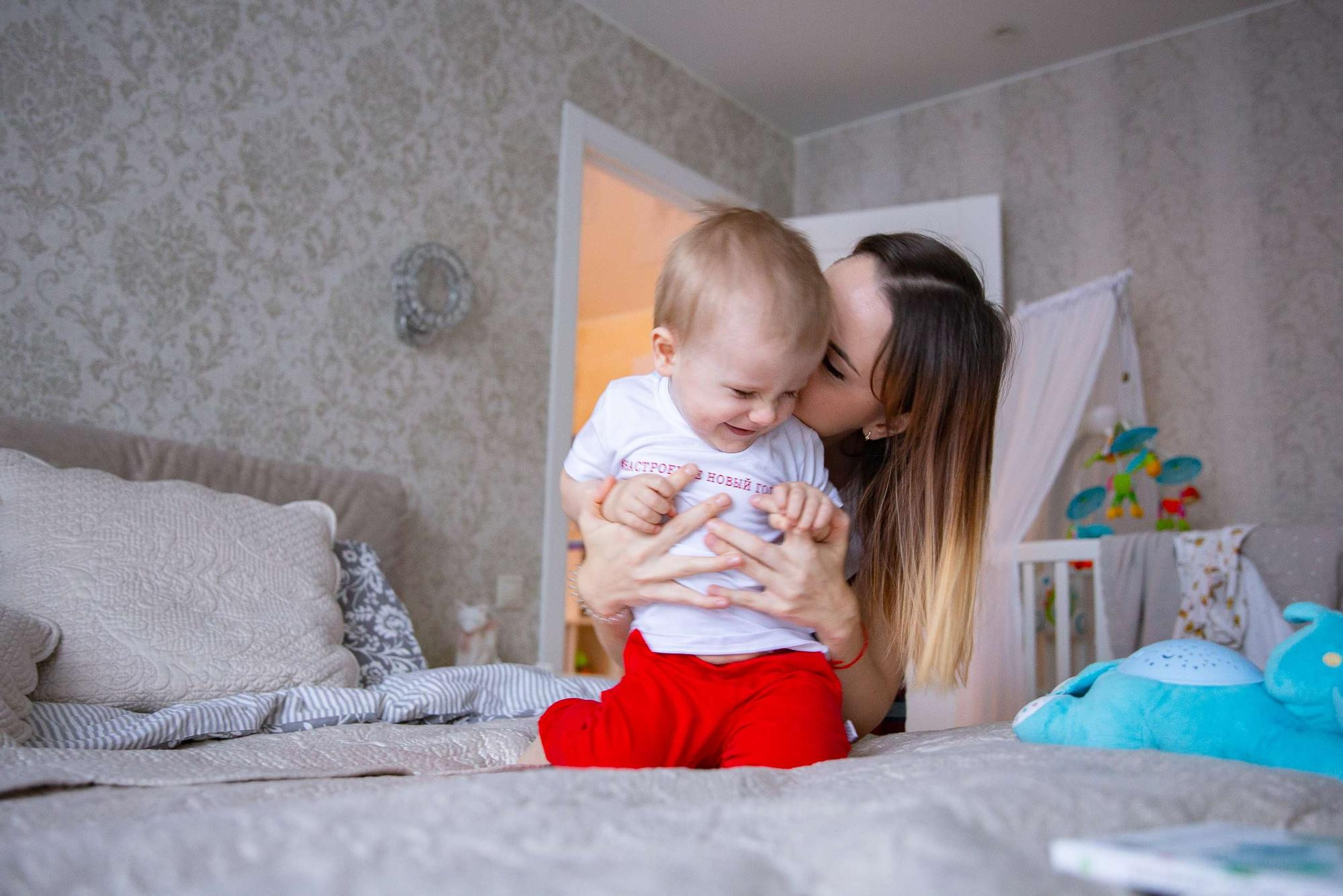 Новогодняя фотосессия в квартире для маленького мальчика и его мамы. Семейный и школьный фотограф в Москве Анна Ткач