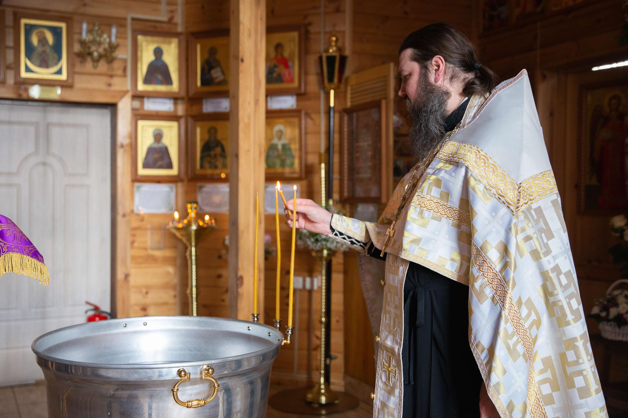 Крещение новорожденного мальчика в деревянном храме в Москве. Семейный и школьный фотограф в Москве Анна Ткач