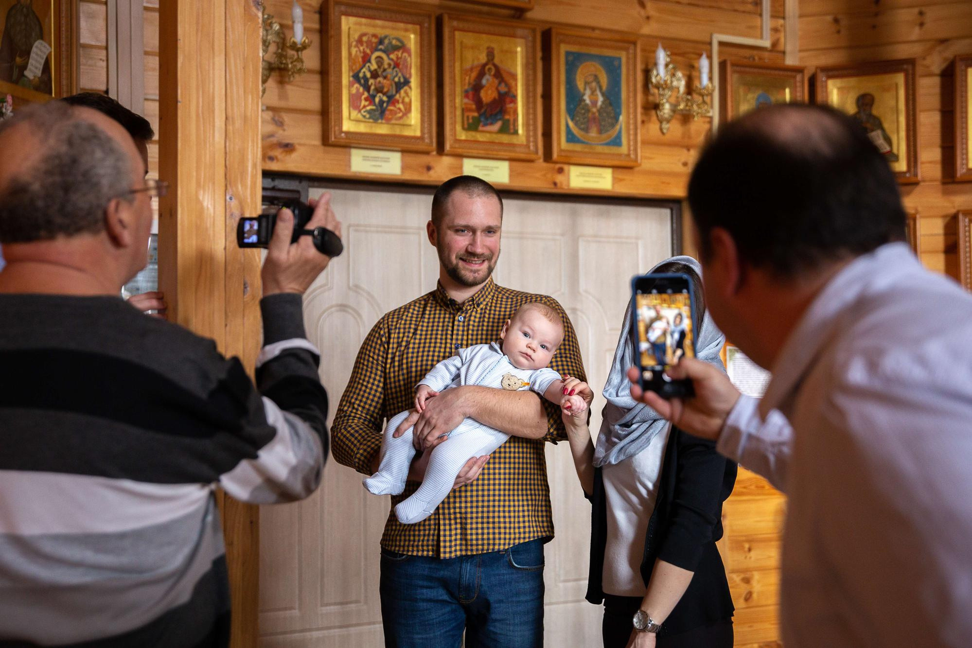 Крещение новорожденного мальчика в деревянном храме в Москве. Семейный и школьный фотограф в Москве Анна Ткач