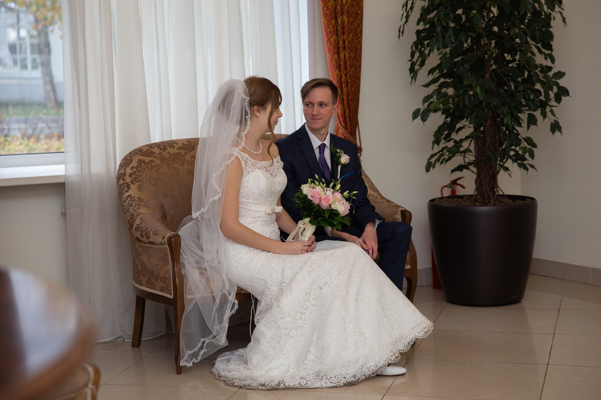 Свадебная прогулка для молодой пары на ВДНХ в Москве осенью. Семейный и школьный фотограф в Москве Анна Ткач