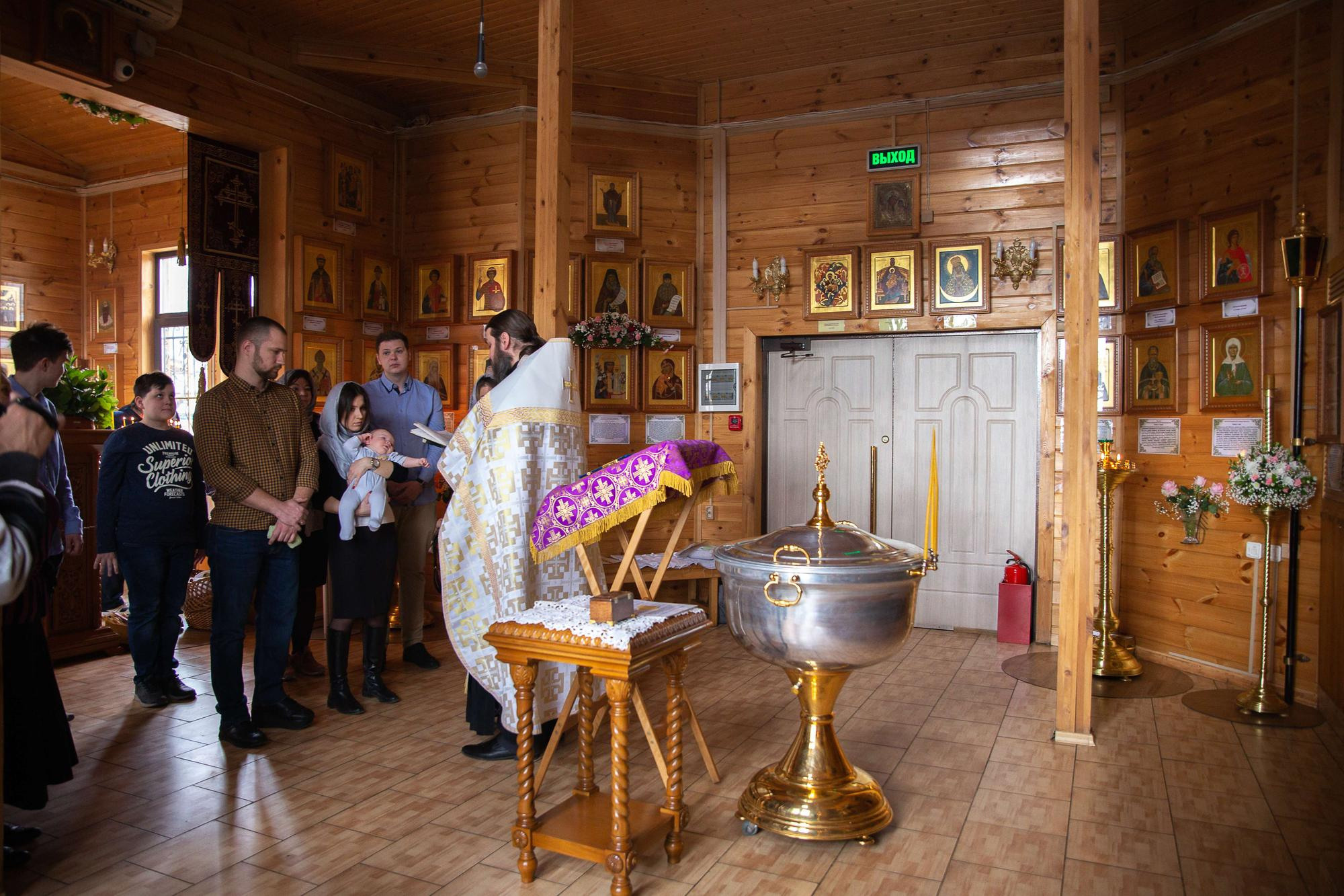 Крещение новорожденного мальчика в деревянном храме в Москве. Семейный и школьный фотограф в Москве Анна Ткач