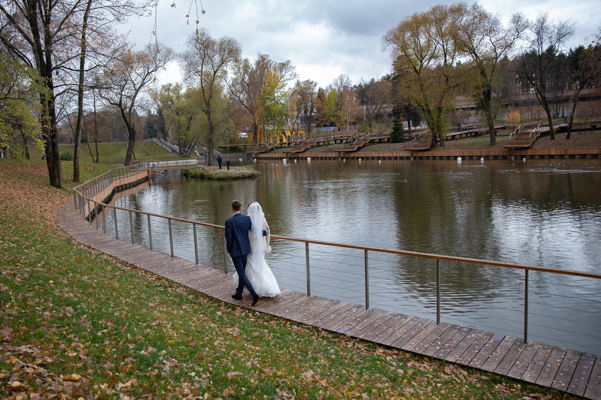 Свадебная прогулка для молодой пары на ВДНХ в Москве осенью. Семейный и школьный фотограф в Москве Анна Ткач