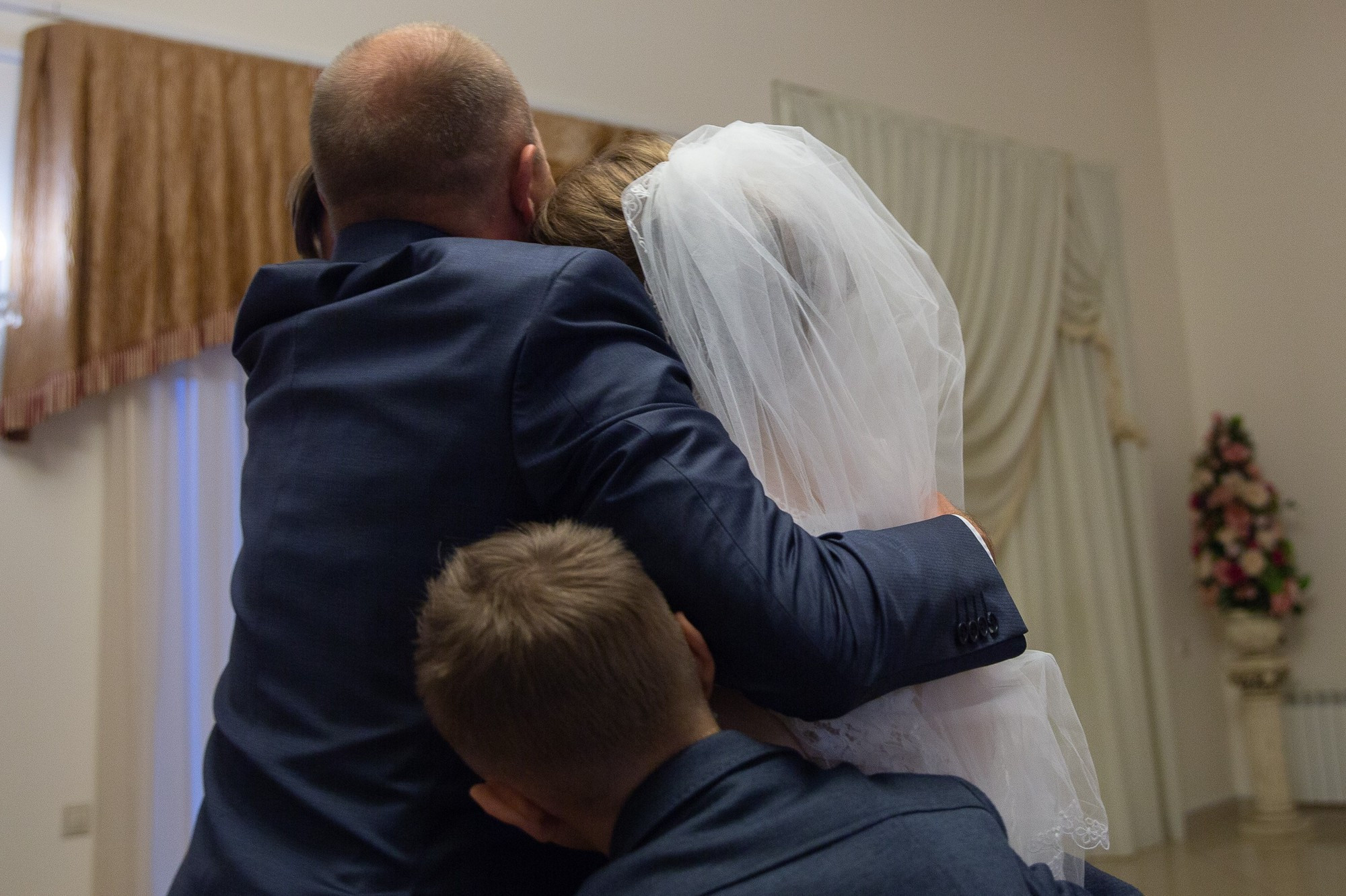 Свадебная прогулка для молодой пары на ВДНХ в Москве осенью. Семейный и школьный фотограф в Москве Анна Ткач