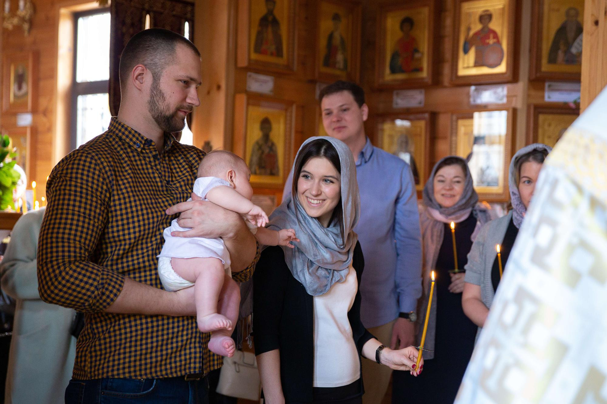 Крещение новорожденного мальчика в деревянном храме в Москве. Семейный и школьный фотограф в Москве Анна Ткач