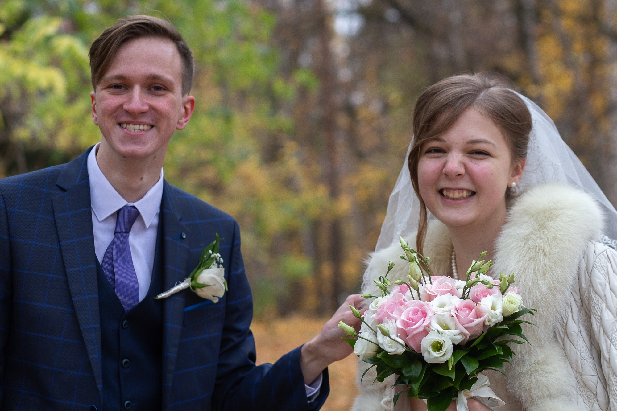 Свадебная прогулка для молодой пары на ВДНХ в Москве осенью. Семейный и школьный фотограф в Москве Анна Ткач